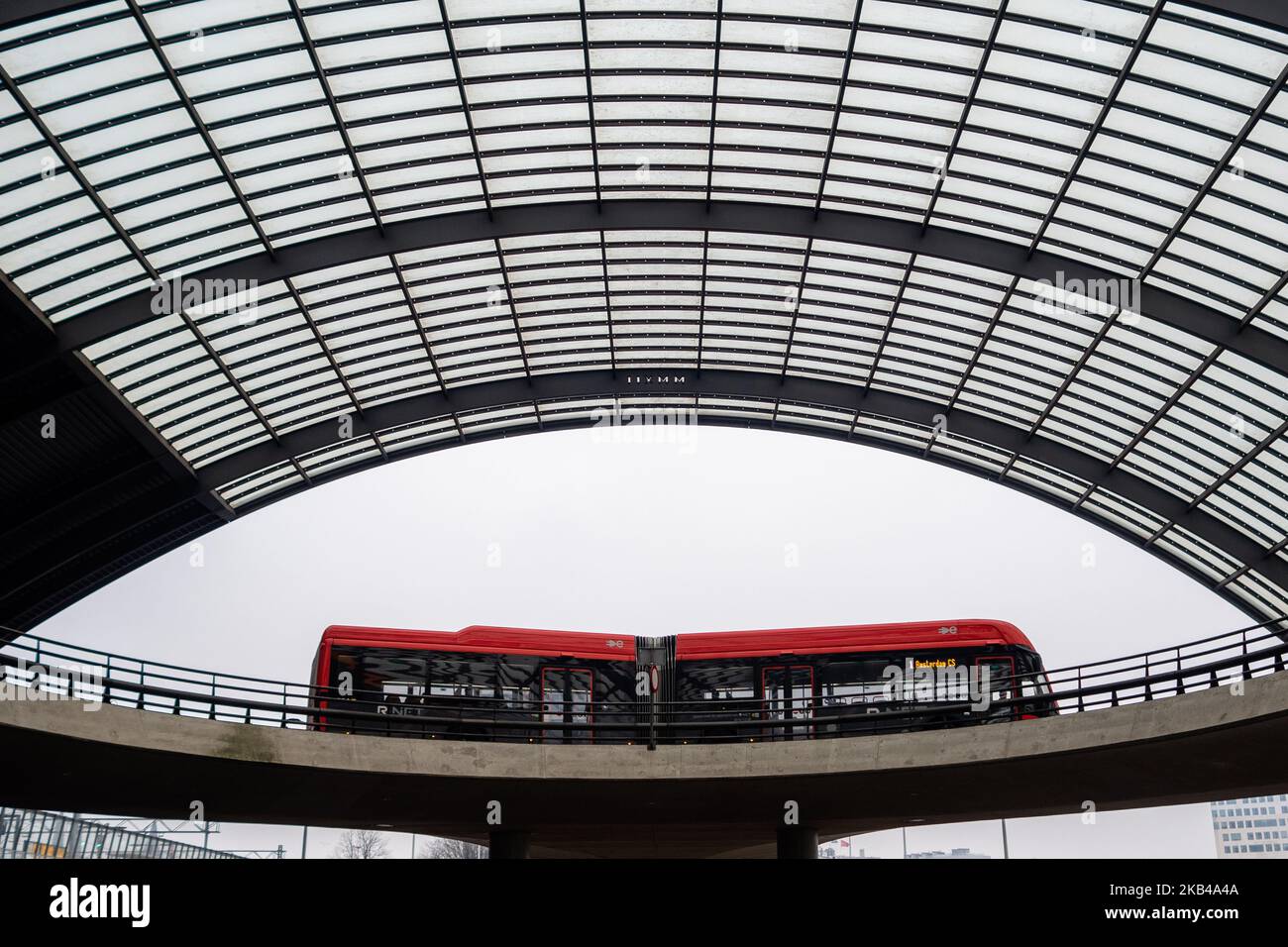 Dezember 26., Amsterdam. Der zweite Weihnachtstag (Tweede Kerstdag) oder ‘Boxing Day’ ist ein weiterer offizieller Feiertag in den Niederlanden. In Amsterdam sind viele Geschäfte und Restaurants wie gewohnt geöffnet. Die Touristen nehmen die Straßen von Amsterdam, um ihre Zeit zu Fuß zu verbringen, einkaufen zu gehen oder sich auf dem Eislaufring am Museumplein zu amüsieren. (Foto von Romy Arroyo Fernandez/NurPhoto) Stockfoto