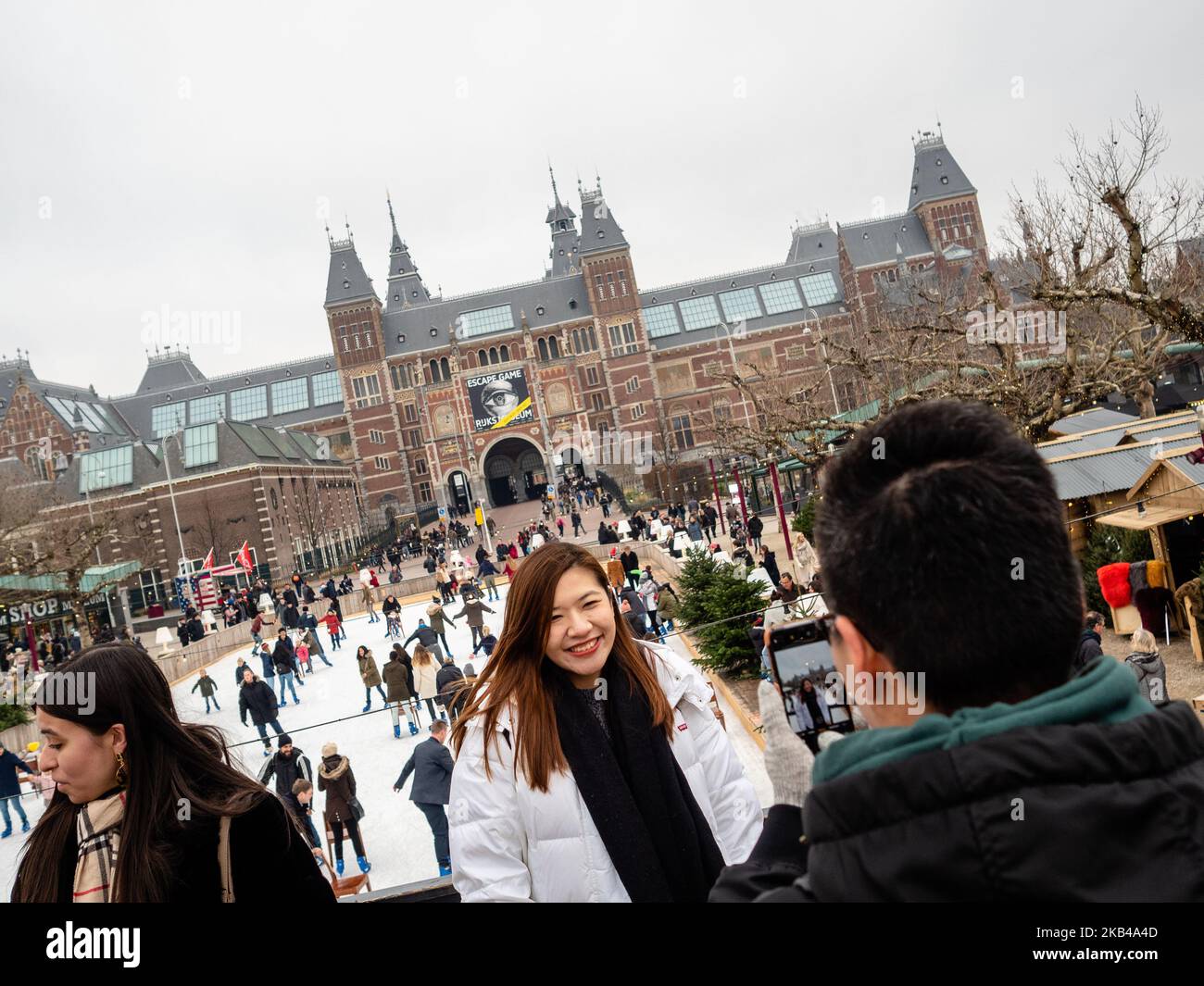 Dezember 26., Amsterdam. Der zweite Weihnachtstag (Tweede Kerstdag) oder ‘Boxing Day’ ist ein weiterer offizieller Feiertag in den Niederlanden. In Amsterdam sind viele Geschäfte und Restaurants wie gewohnt geöffnet. Die Touristen nehmen die Straßen von Amsterdam, um ihre Zeit zu Fuß zu verbringen, einkaufen zu gehen oder sich auf dem Eislaufring am Museumplein zu amüsieren. (Foto von Romy Arroyo Fernandez/NurPhoto) Stockfoto
