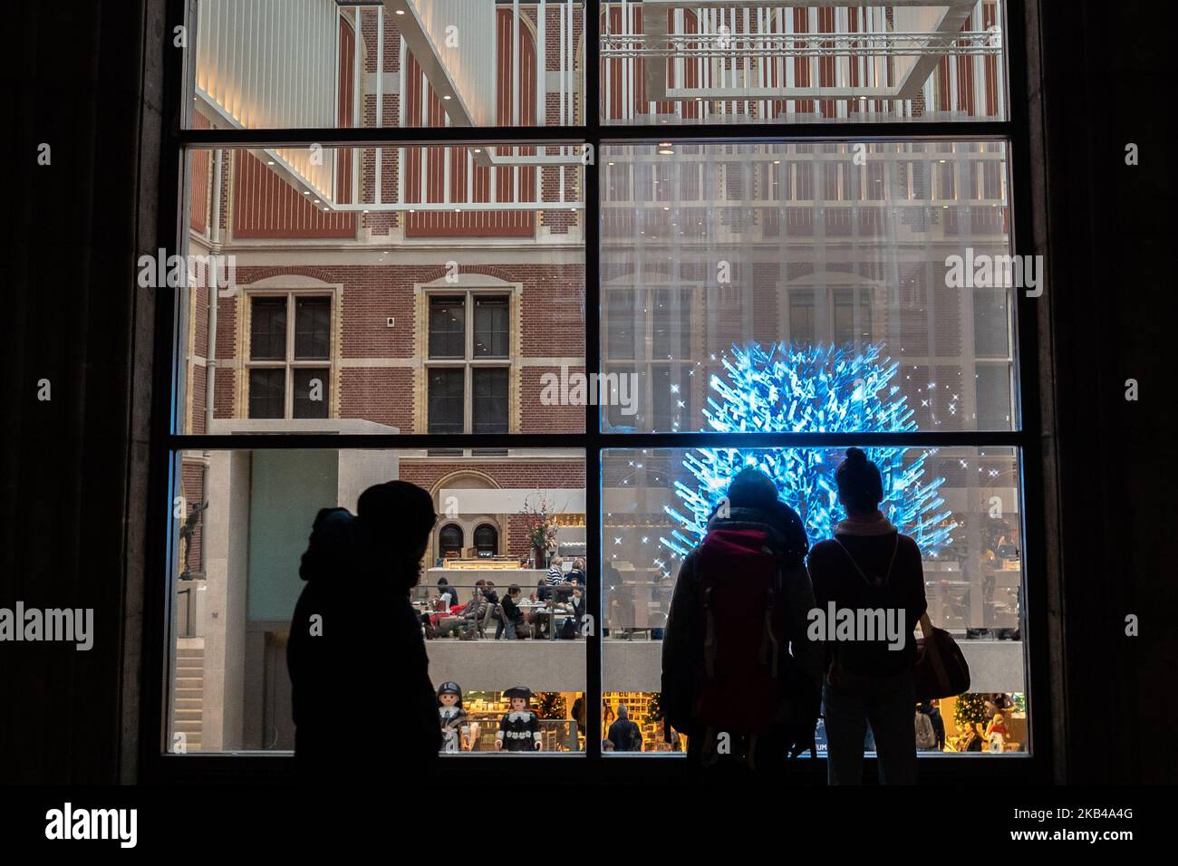 Dezember 26., Amsterdam. Der zweite Weihnachtstag (Tweede Kerstdag) oder ‘Boxing Day’ ist ein weiterer offizieller Feiertag in den Niederlanden. In Amsterdam sind viele Geschäfte und Restaurants wie gewohnt geöffnet. Die Touristen nehmen die Straßen von Amsterdam, um ihre Zeit zu Fuß zu verbringen, einkaufen zu gehen oder sich auf dem Eislaufring am Museumplein zu amüsieren. (Foto von Romy Arroyo Fernandez/NurPhoto) Stockfoto