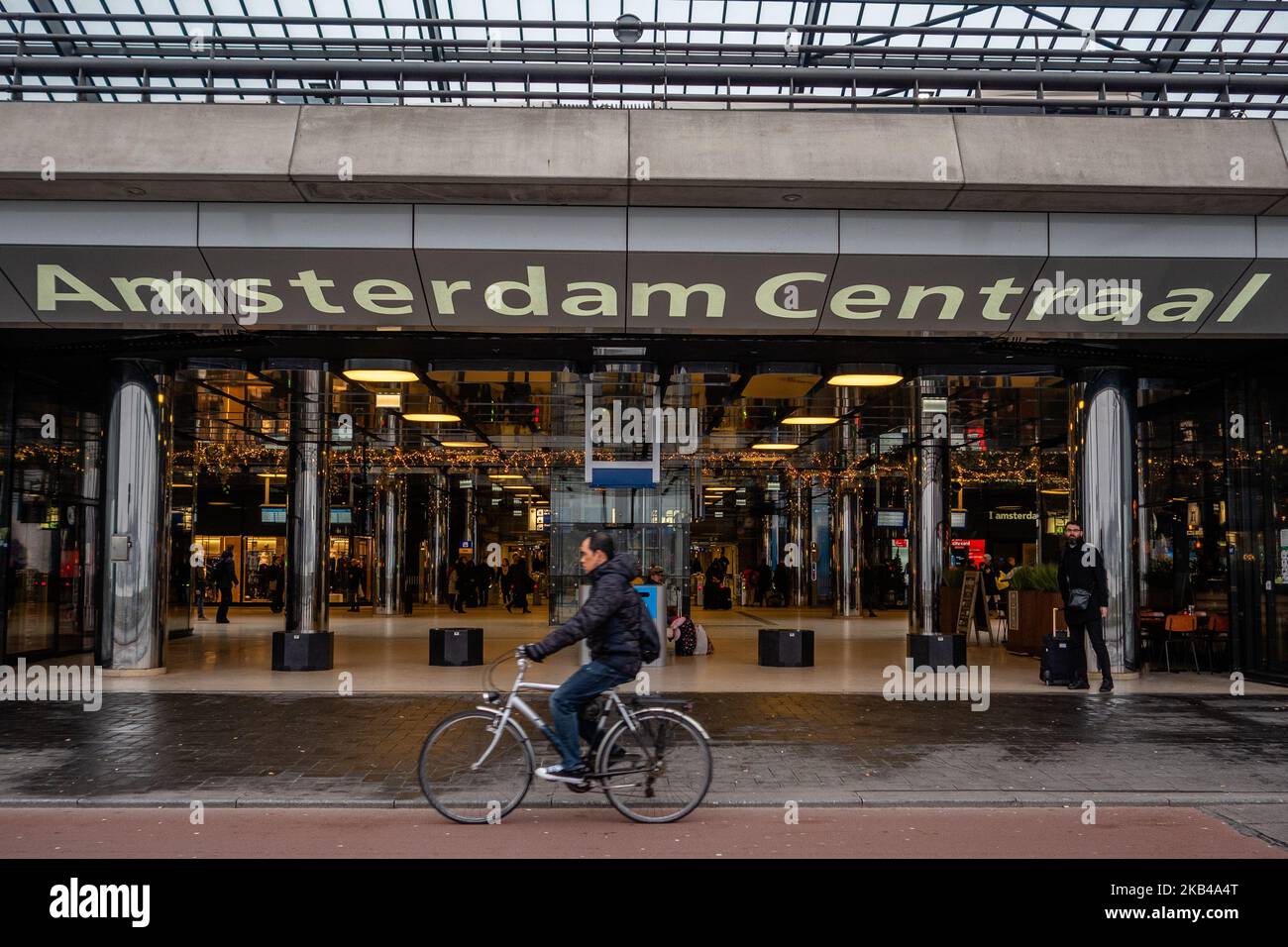 Dezember 26., Amsterdam. Der zweite Weihnachtstag (Tweede Kerstdag) oder ‘Boxing Day’ ist ein weiterer offizieller Feiertag in den Niederlanden. In Amsterdam sind viele Geschäfte und Restaurants wie gewohnt geöffnet. Die Touristen nehmen die Straßen von Amsterdam, um ihre Zeit zu Fuß zu verbringen, einkaufen zu gehen oder sich auf dem Eislaufring am Museumplein zu amüsieren. (Foto von Romy Arroyo Fernandez/NurPhoto) Stockfoto