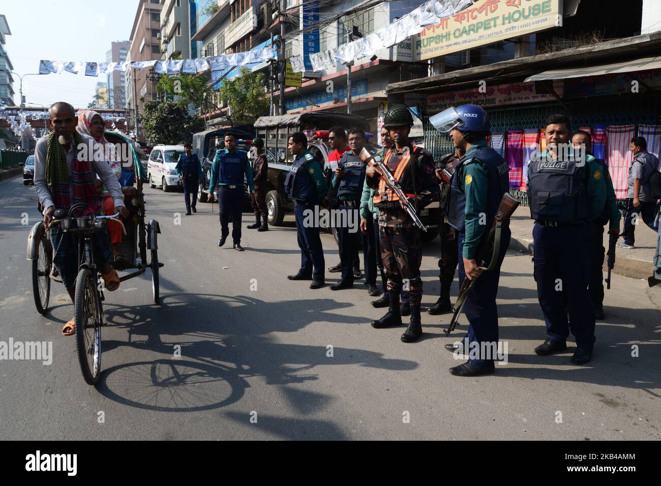 Mitglieder der Border Guard Bangladesh (BGB) und der Polizei stehen auf einer Straße für die bevorstehenden Wahlen in Dhaka, Bangladesch, am 28. Dezember 2018. Die Sicherheitsaufgaben für die Wahlen haben begonnen, um für eine friedliche Atmosphäre zu sorgen und die Gesetze und die Ordnung im ganzen Land für die Wahlen vom 30. Dezember aufrechtzuerhalten. Nach Angaben der Wahlkommission von Bangladesch sind die Parlamentswahlen 11. für den 30. Dezember 2018 geplant, um Mitglieder des nationalen parlaments in Bangladesch auszuwählen. (Foto von Mamunur Rashid/NurPhoto) Stockfoto