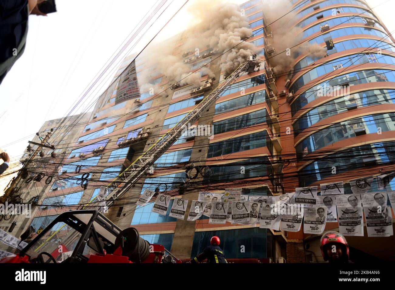 Die Feuerwehrleute aus Bangladesch arbeiten daran, am 28. Dezember 2018 einen Brand im Zaman Tower zu entfachen, der in Dhaka, Bangladesch, in Brand gesetzt wurde. Am Freitag bricht am Zaman Tower in Purana Paltan ein Feuer aus, das sich vom Büro der National Credit Rating Ltd, das sich in den 8. Geschäften des 16-Läden-Gebäudes in Dhaka befindet, ausbreitet. (Foto von Mamunur Rashid/NurPhoto) Stockfoto