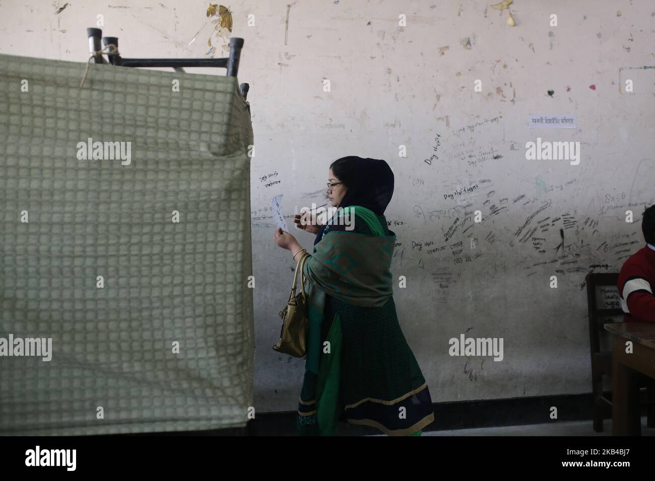 Eine Frau gibt am 30. Dezember 2018 in einem Wahllokal am Tag der Parlamentswahlen 11. in Dhaka, Bangladesch, ihre Stimme ab. Mindestens 15 Menschen sind bei Wahlgewalt in ganz Bangladesch getötet worden. (Foto von Rehman Asad/NurPhoto) Stockfoto