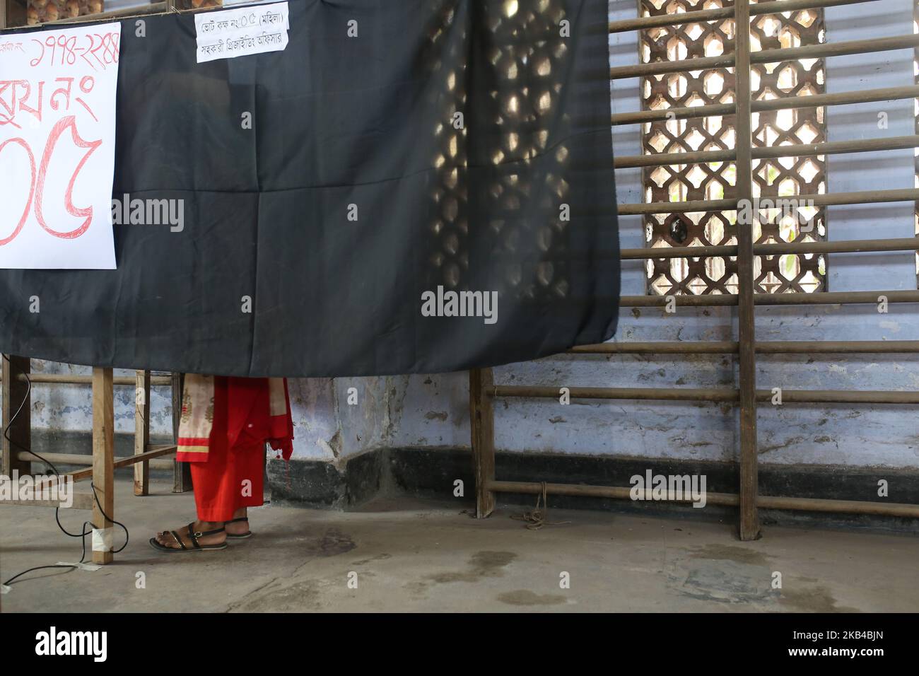 Eine Frau gibt am 30. Dezember 2018 in einem Wahllokal am Tag der Parlamentswahlen 11. in Dhaka, Bangladesch, ihre Stimme ab. Mindestens 15 Menschen sind bei Wahlgewalt in ganz Bangladesch getötet worden. (Foto von Rehman Asad/NurPhoto) Stockfoto