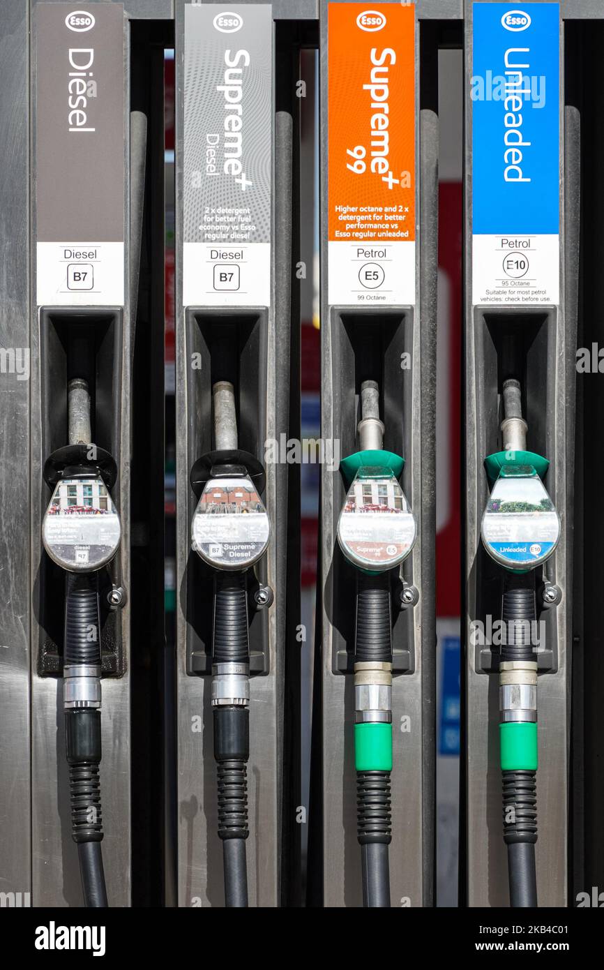 Diesel- und Benzinpumpe an der Tankstelle in London, England, Großbritannien, Großbritannien Stockfoto