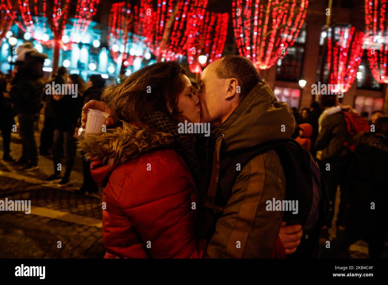 Ein Paar küsst auf den Champs-Elysées während der Neujahrsfeier in der französischen Hauptstadt Paris am 1. Januar 2019. Ein Feuerwerk und eine Ton- und Lichtshow unter dem Motto „Brüderlichkeit“ gingen auf den Champs-Elysées weiter, trotz der Pläne für weitere regierungsfeindliche Proteste in der berühmten Avenue. (Foto von Sameer Al-Doumy/NurPhoto) Stockfoto