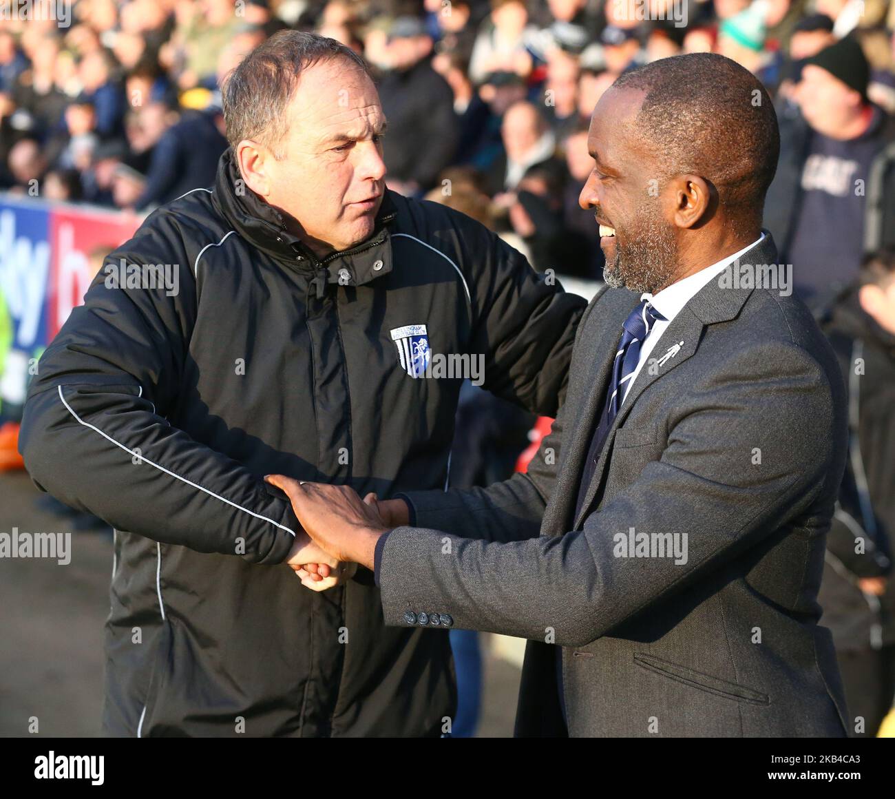 Southend, 01. Januar 2019 L-R Steve Lovell Manager von Gillinghands Shanks Hands mit Chris Powell Manager von Southend United während der Sky Bet League ein Spiel zwischen Southend United und Gillingham im Roots Hall Ground, Southend, England am 01. Januar 2019. (Foto von Action Foto Sport/NurPhoto) Stockfoto