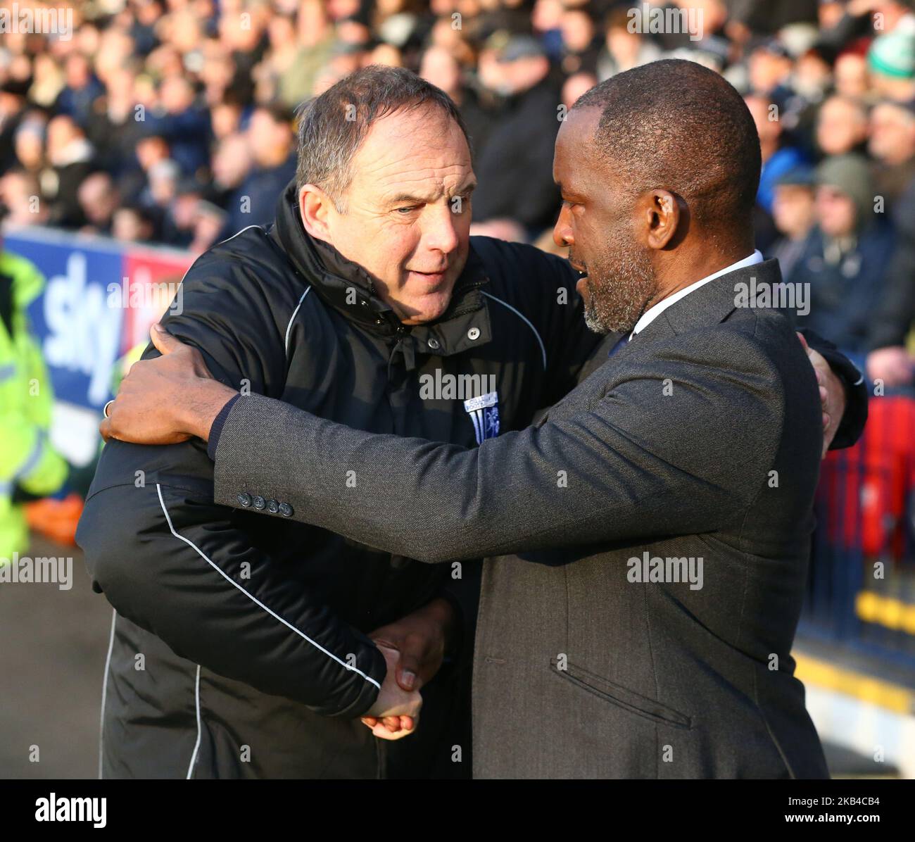 Southend, 01. Januar 2019 L-R Steve Lovell Manager von Gillinghands Shanks Hands mit Chris Powell Manager von Southend United während der Sky Bet League ein Spiel zwischen Southend United und Gillingham im Roots Hall Ground, Southend, England am 01. Januar 2019. (Foto von Action Foto Sport/NurPhoto) Stockfoto