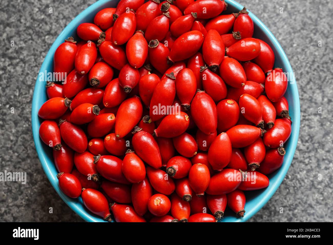 Frisch gesäubert, frische rote Rosenhüften, Beeren in einer Schüssel Stockfoto