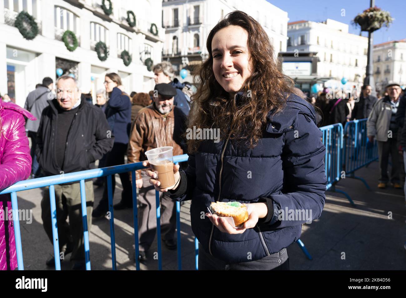 Der Roscon de Reyes zum Wohle der NGO Aldeas Infantiles in Zusammenarbeit mit dem Stadtrat von Madrid feiert ein weiteres Jahr in der überfüllten Puerta del Sol und verkostet einen großartigen Roscón de Reyes (runder Kuchen der drei Weisen). Eine Veranstaltung, die die Bevölkerung für die Bedeutung von Familienmomenten sensibilisiert, damit Kinder glücklich aufwachsen können, am 5. Januar 2019On 5. Januar 2019 in Madrid, Spanien 5. Januar 2019 (Foto von Oscar Gonzalez/NurPhoto) Stockfoto