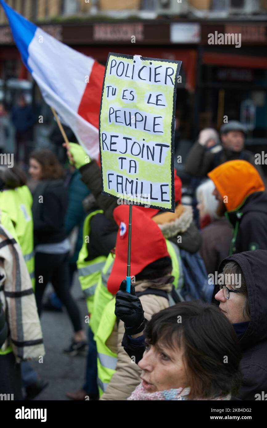 Eine Frau aus der „Gelben Weste“ schwingt ein Plakat mit der Aufschrift „Polizist, du bist das Volk, schließe dich uns wieder an“. Mehrere hundert Frauen, „Gelbwesten“, demonstrierten in Toulouse gegen Macrons Politik und gegen Polizeigewalt. Sie sagten, sie wollten ohne Männer protestieren, um Polizeigewalt zu vermeiden. Die „Gelbwesten“ begannen am 17. Dezember 2018 durch einen Protest gegen die Steuererhöhung auf Ölprodukte. Nun fordern die „Gelbwesten“ ein eingeleittes Bürgerreferendum (dh RIC) und den Rücktritt des französischen Präsidenten Macron. Am 6. Januar 2019 in Toulouse, Frankreich. (Foto von Alain Pitton/NurPhoto) Stockfoto