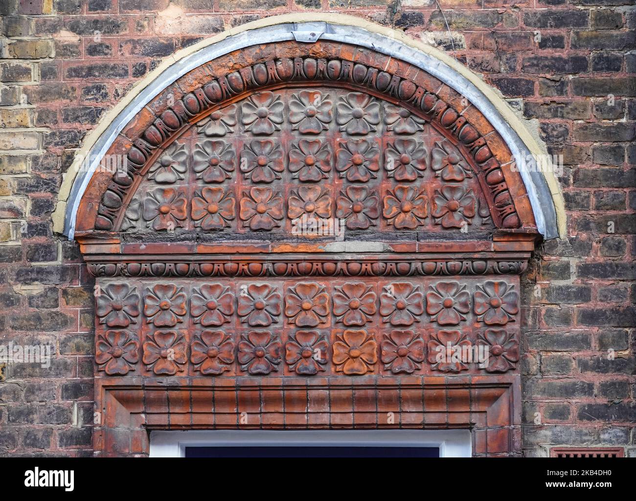 Dekoratives Ziegelsteinrelief an einer Tür, London England Großbritannien Stockfoto
