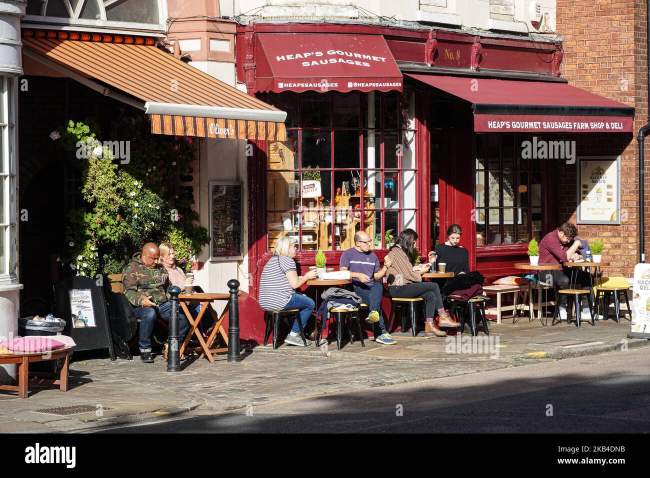Menschen, die vor einem Restaurant in Greenwich, London, England, Großbritannien sitzen Stockfoto