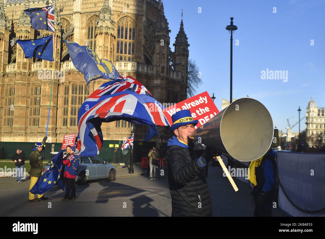 Der Anti-Brexit-Aktivist Steven Bray hält ein Megaphon, als er am 8. Januar 2019 in London gegen den Brexit protestiert. (Foto von Alberto Pezzali/NurPhoto) Stockfoto