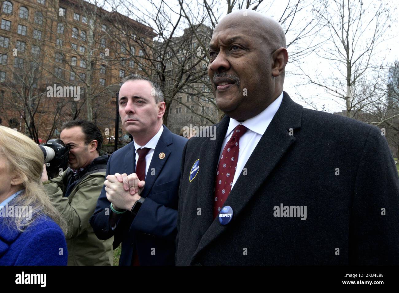 Furloughed Bundesarbeiter, zusammen mit gewählten Beamten, protestieren gegen die Schließung der Bundesregierung während einer unparteiischen Kundgebung in der Independence Mall, in Philadelphia, PA, am 8. Januar 2019. Wenn die Schließung in den nächsten Tagen fortgesetzt wird, wird sie die längste in der Geschichte der USA sein und wurde ausgetrickst, nachdem die Republikaner von Präsident Trump nach den jüngsten Wahlen die Kontrolle über das US-Repräsentantenhaus verloren haben. (Foto von Bastiaan Slabbers/NurPhoto) Stockfoto