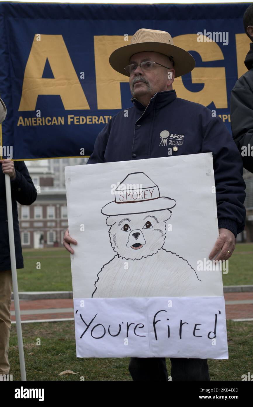 Furloughed Bundesarbeiter, zusammen mit gewählten Beamten, halten Sie sich singt, um gegen die Schließung der Bundesregierung während einer unparteiischen Kundgebung in der Independence Mall, in Philadelphia, PA, am 8. Januar 2019 zu protestieren. Wenn die Schließung in den nächsten Tagen fortgesetzt wird, wird sie die längste in der Geschichte der USA sein und wurde ausgetrickst, nachdem die Republikaner von Präsident Trump nach den jüngsten Wahlen die Kontrolle über das US-Repräsentantenhaus verloren haben. (Foto von Bastiaan Slabbers/NurPhoto) Stockfoto