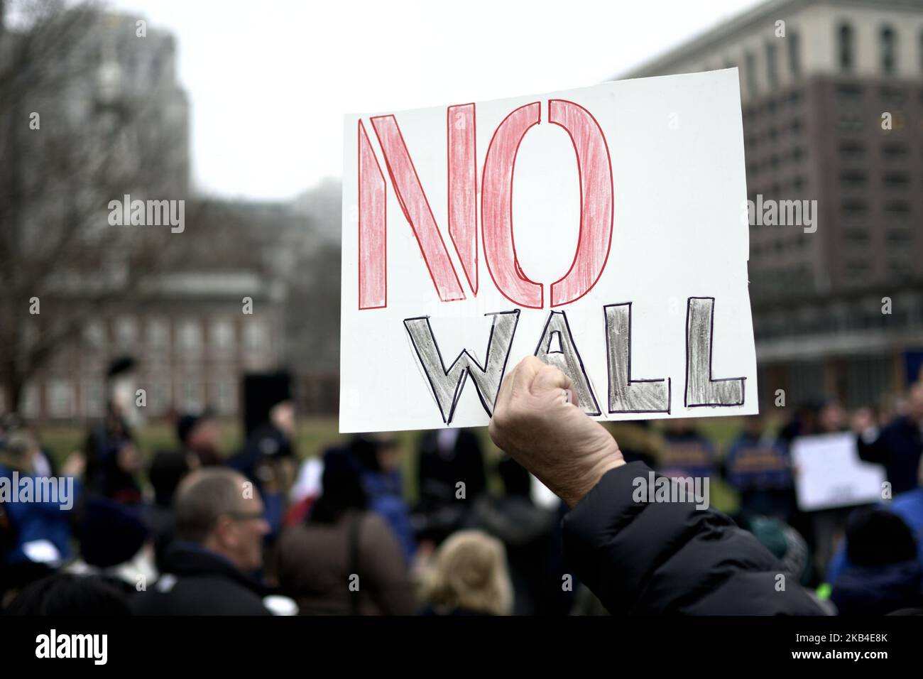 Furloughed Bundesarbeiter, zusammen mit gewählten Beamten, halten Sie sich singt, um gegen die Schließung der Bundesregierung während einer unparteiischen Kundgebung in der Independence Mall, in Philadelphia, PA, am 8. Januar 2019 zu protestieren. Wenn die Schließung in den nächsten Tagen fortgesetzt wird, wird sie die längste in der Geschichte der USA sein und wurde ausgetrickst, nachdem die Republikaner von Präsident Trump nach den jüngsten Wahlen die Kontrolle über das US-Repräsentantenhaus verloren haben. (Foto von Bastiaan Slabbers/NurPhoto) Stockfoto