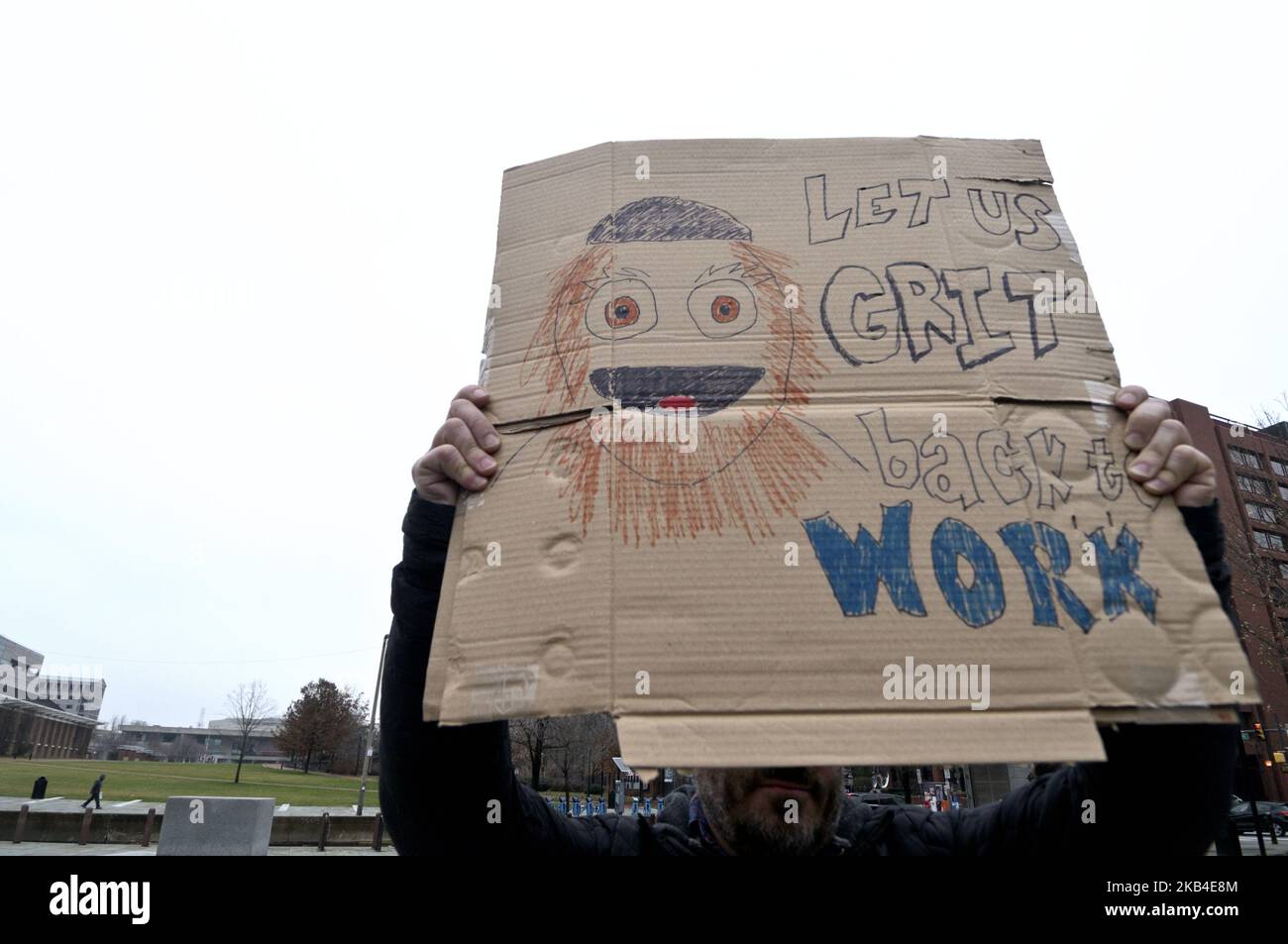 Furloughed Bundesarbeiter, zusammen mit gewählten Beamten, halten Sie sich singt, um gegen die Schließung der Bundesregierung während einer unparteiischen Kundgebung in der Independence Mall, in Philadelphia, PA, am 8. Januar 2019 zu protestieren. Wenn die Schließung in den nächsten Tagen fortgesetzt wird, wird sie die längste in der Geschichte der USA sein und wurde ausgetrickst, nachdem die Republikaner von Präsident Trump nach den jüngsten Wahlen die Kontrolle über das US-Repräsentantenhaus verloren haben. (Foto von Bastiaan Slabbers/NurPhoto) Stockfoto