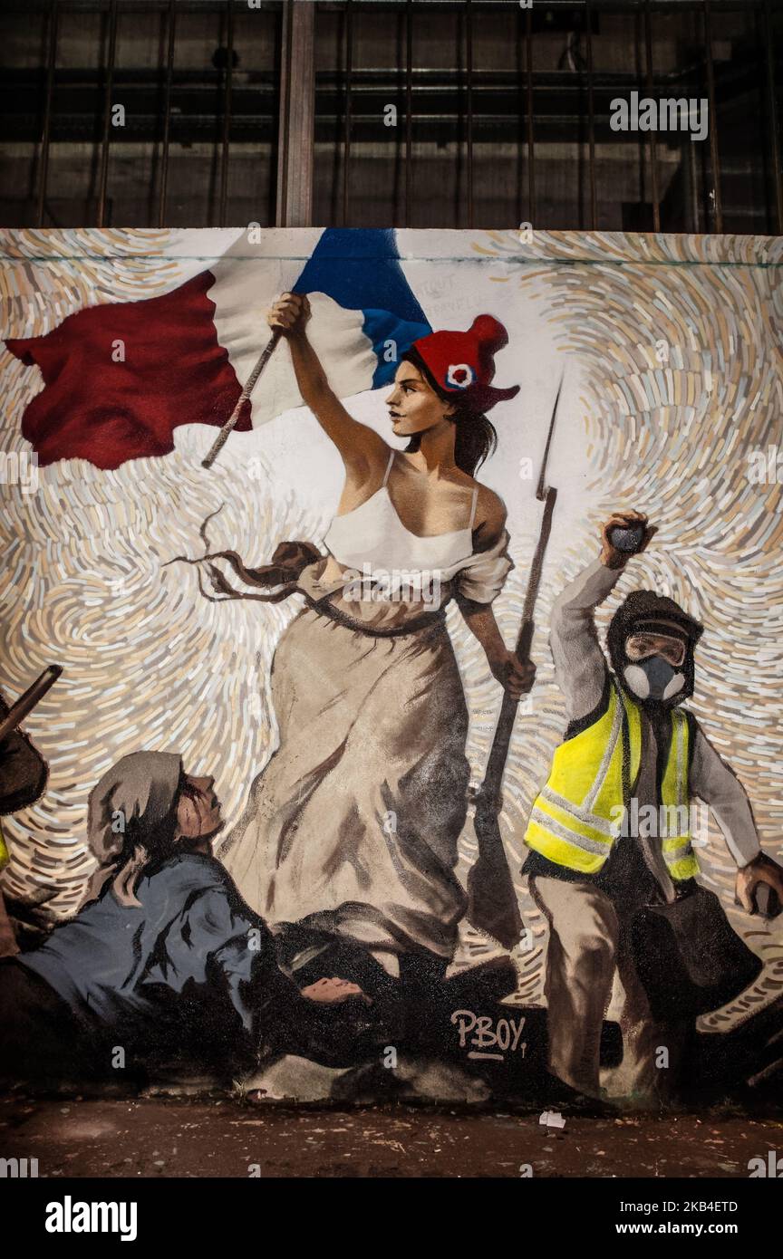 PBOY (Pascal Boyart), der Straßenkünstler des Freskens „La liberté guidant le Peuple“ (Freiheit, die das Volk führt), zieht Hunderte neugieriger Pariser Spieler an, die auf der Suche nach dem Rätsel sind, das sich im Fresko verbirgt, das in der zeitgenössischen Version der Gelben Westen das berühmte Gemälde von Eugène Delacroix wiedergibt. Der Gewinner wird am 10. Januar 2019 in Paris, Frankreich, 0,26btc (1000 Dollar) gewinnen. (Foto von Daniel Pier/NurPhoto) Stockfoto