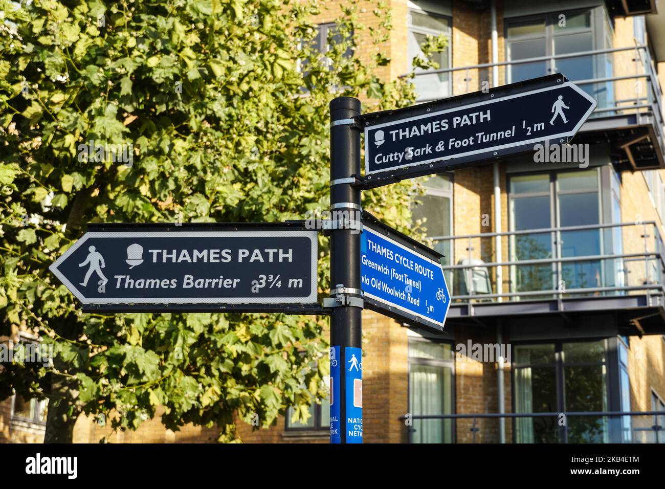 Wegweiser auf dem Thames Path in Greenwich, London, England, Großbritannien Stockfoto
