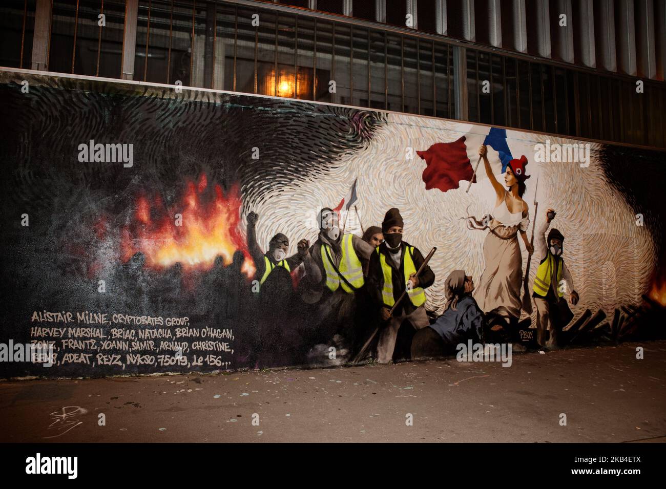 PBOY (Pascal Boyart), der Straßenkünstler des Freskens „La liberté guidant le Peuple“ (Freiheit, die das Volk führt), zieht Hunderte neugieriger Pariser Spieler an, die auf der Suche nach dem Rätsel sind, das sich im Fresko verbirgt, das in der zeitgenössischen Version der Gelben Westen das berühmte Gemälde von Eugène Delacroix wiedergibt. Der Gewinner wird am 10. Januar 2019 in Paris, Frankreich, 0,26btc (1000 Dollar) gewinnen. (Foto von Daniel Pier/NurPhoto) Stockfoto