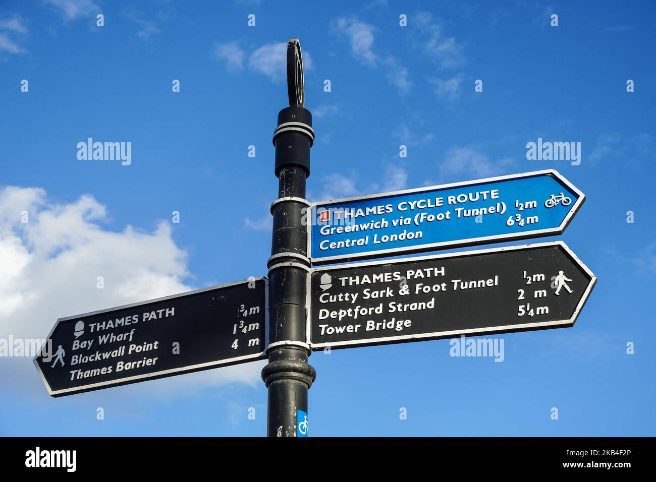 Wegweiser auf dem Thames Path in Greenwich, London, England, Großbritannien Stockfoto