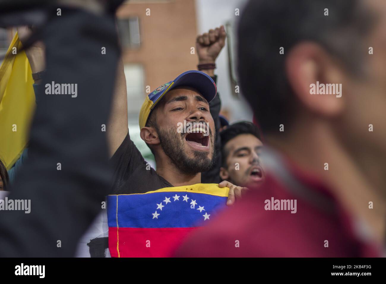 Eine Gruppe von Venezolanern protestiert am 10. Januar 2019 vor dem Konsulat ihres Landes nördlich der Stadt gegen den Besitz des venezolanischen Präsidenten Nicolas Maduro in Bogota, Kolumbien. (Foto von Daniel Garzon Herazo/NurPhoto) Stockfoto