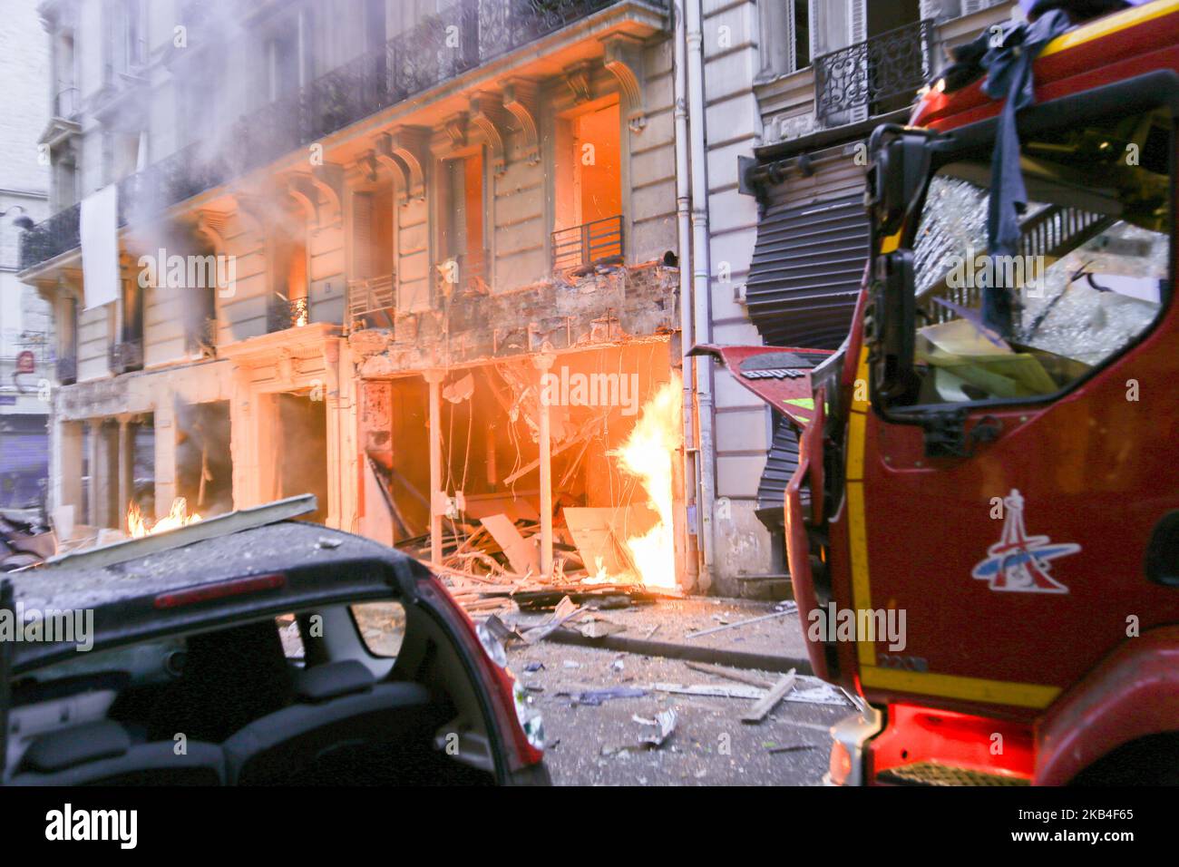 Flammen werden nach der Explosion einer Bäckerei an der Ecke der Straßen Saint-Cecile und Rue de Trevise im Zentrum von Paris am 12. Januar 2019 (Foto: Emily Molli/NurPhoto) Stockfoto