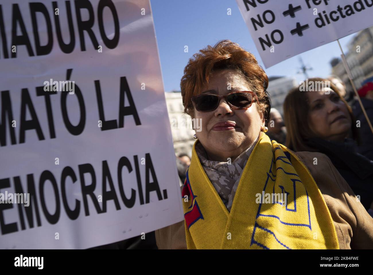 Am 13. Januar 2019 nahmen Menschen an einer von venezolanischen Bürgern gegen Präsident Nicolas Maduro einberufen Demonstration in Madrid Teil. - Maduro, 56, wurde am 10. Januar 2019 für eine zweite Amtszeit vereidigt, nachdem er im Mai eine umstrittene Wahl gewonnen hatte, die von der Opposition boykottiert wurde und einen Betrug durch die Vereinigten Staaten, die Europäische Union und die Organisation amerikanischer Staaten brandmarkte. (Foto von Oscar Gonzalez/NurPhoto) Stockfoto