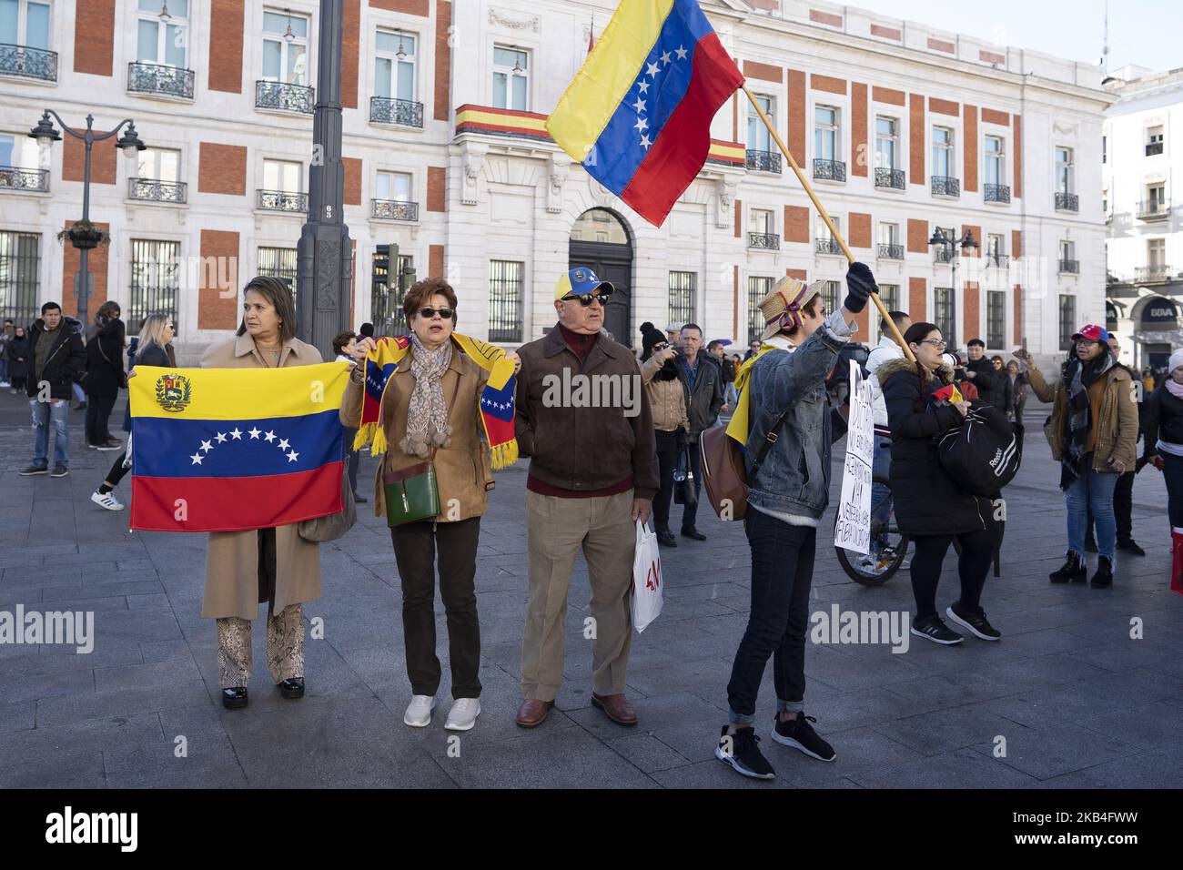 Am 13. Januar 2019 nahmen Menschen an einer von venezolanischen Bürgern gegen Präsident Nicolas Maduro einberufen Demonstration in Madrid Teil. - Maduro, 56, wurde am 10. Januar 2019 für eine zweite Amtszeit vereidigt, nachdem er im Mai eine umstrittene Wahl gewonnen hatte, die von der Opposition boykottiert wurde und einen Betrug durch die Vereinigten Staaten, die Europäische Union und die Organisation amerikanischer Staaten brandmarkte. (Foto von Oscar Gonzalez/NurPhoto) Stockfoto