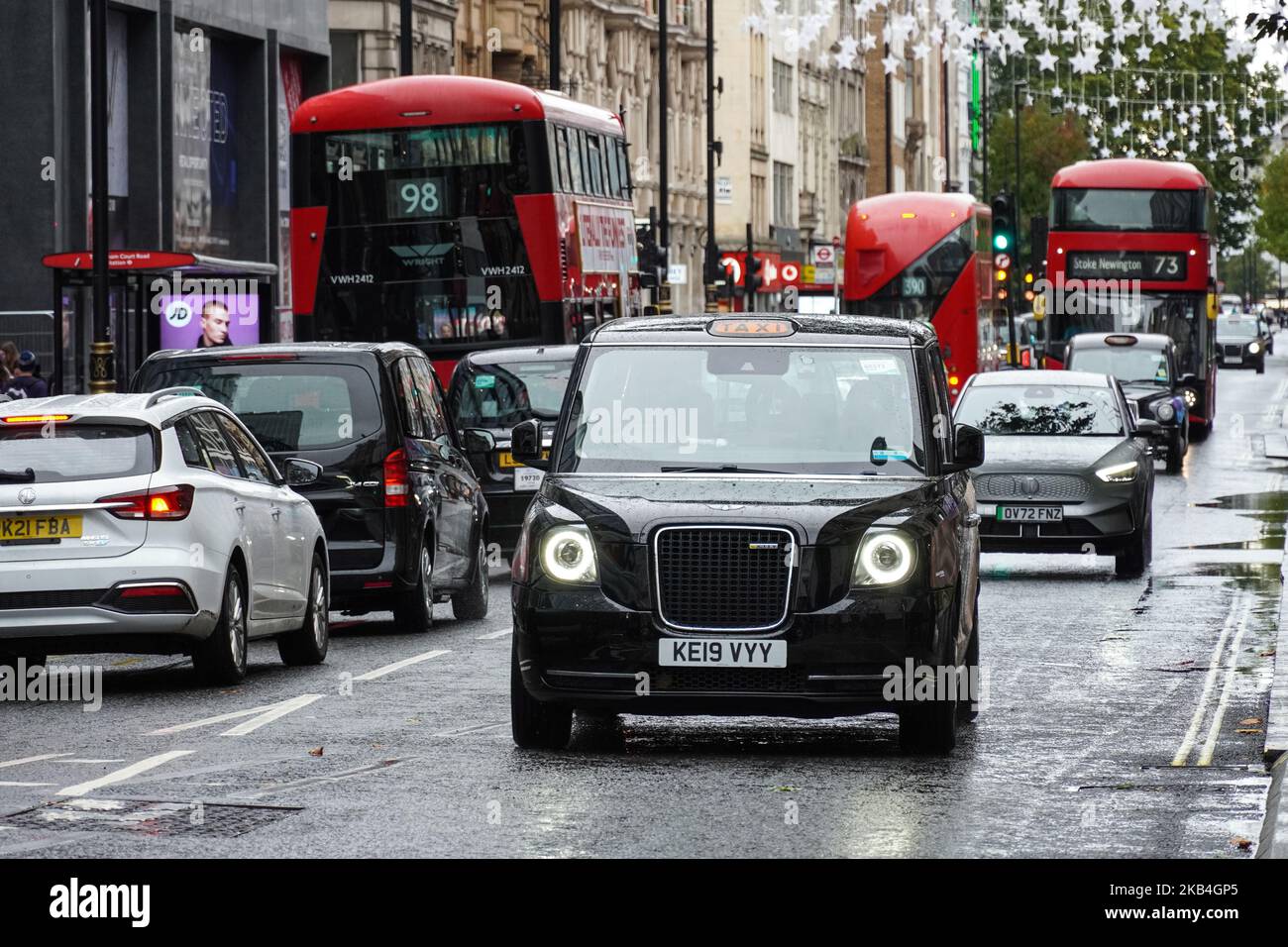 Verkehr auf der Oxford Street in London, England Vereinigtes Königreich Stockfoto