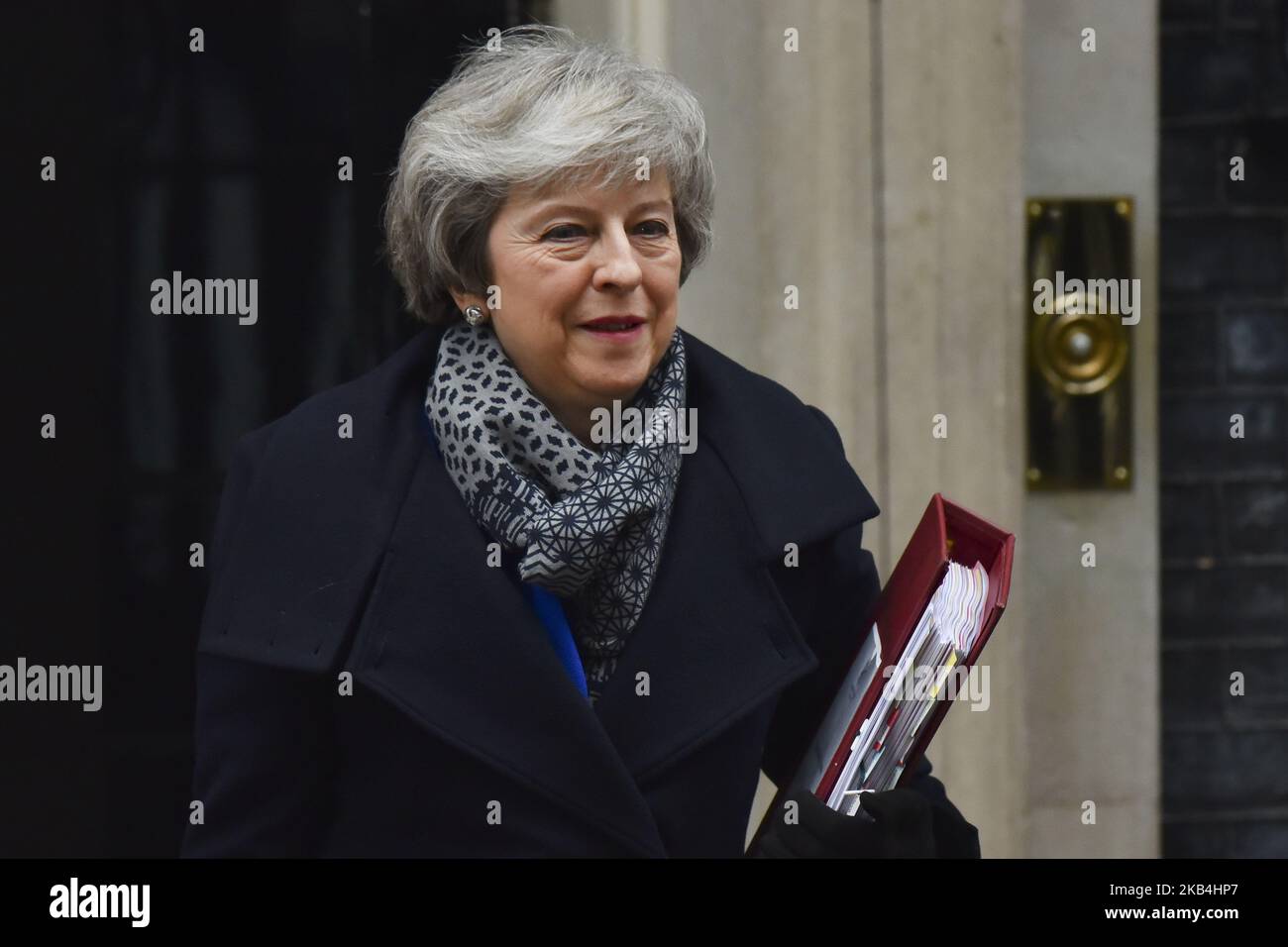 Die britische Premierministerin Theresa May verlässt die 10 Downing Street, um an der Fragestunde des Premierministers (PMQs) teilzunehmen, nachdem sie am 16. Januar 2019 wegen ihres Brexit-Abkommens in London, Großbritannien, eine große Niederlage im Parlament erlitten hatte. Die britische Regierung steht an ihrem gefährlichsten Scheideweg seit Jahrzehnten, nachdem das Parlament Mays Brexit-Abkommen mit Nachdruck abgelehnt und sie mit einem unbequemen Votum zum Sturz ihrer Regierung konfrontiert hatte. (Foto von Alberto Pezzali/NurPhoto) Stockfoto