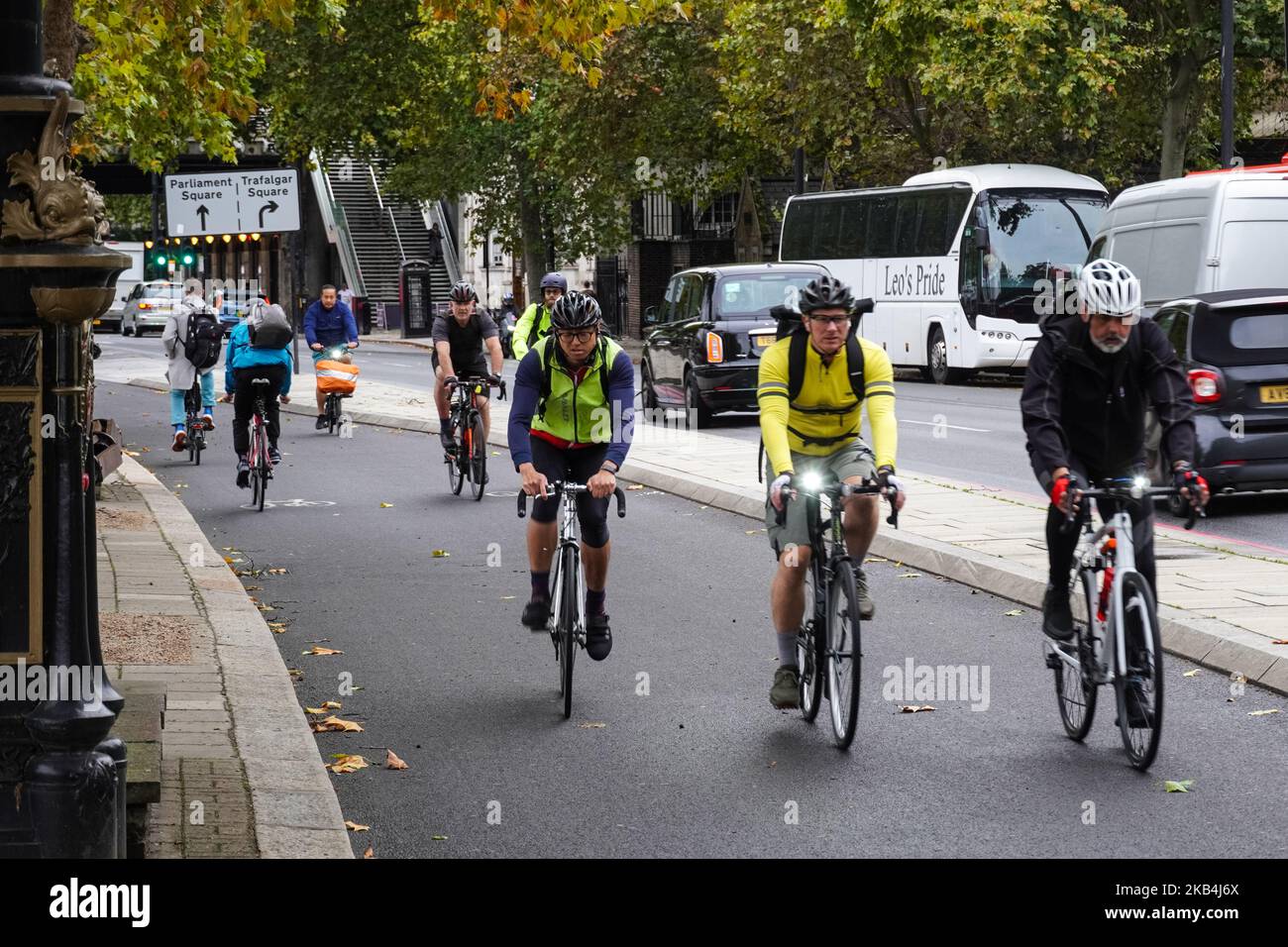 Radfahrer auf Victoria Embankment, Cycleway 3, London England Vereinigtes Königreich Großbritannien Stockfoto