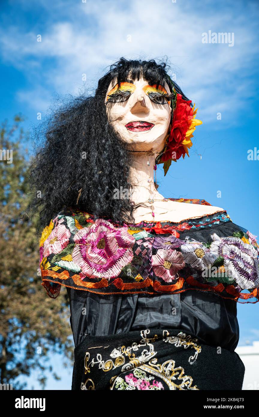 Eine bunt bemalte und gekleidete weibliche Schaufensterpuppe ist Teil eines Dia de los Muertos (Tag der Toten) Festivals Stockfoto