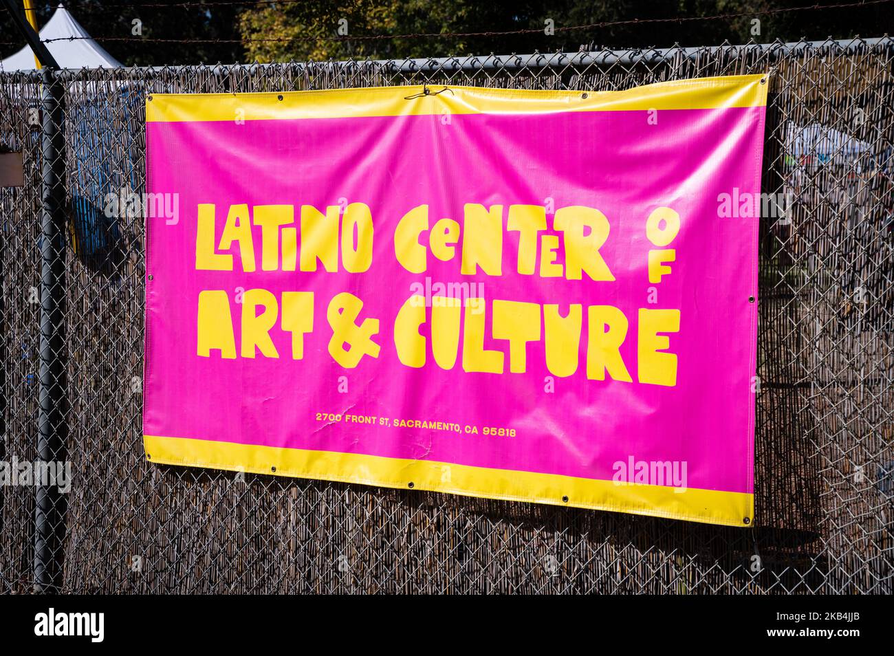 Ein Schild für das Latino Center Art and Culture Center in Sacramento an einem Zaun für das jährliche Dia de los Muertos, Tag der Toten, der Organisation Stockfoto