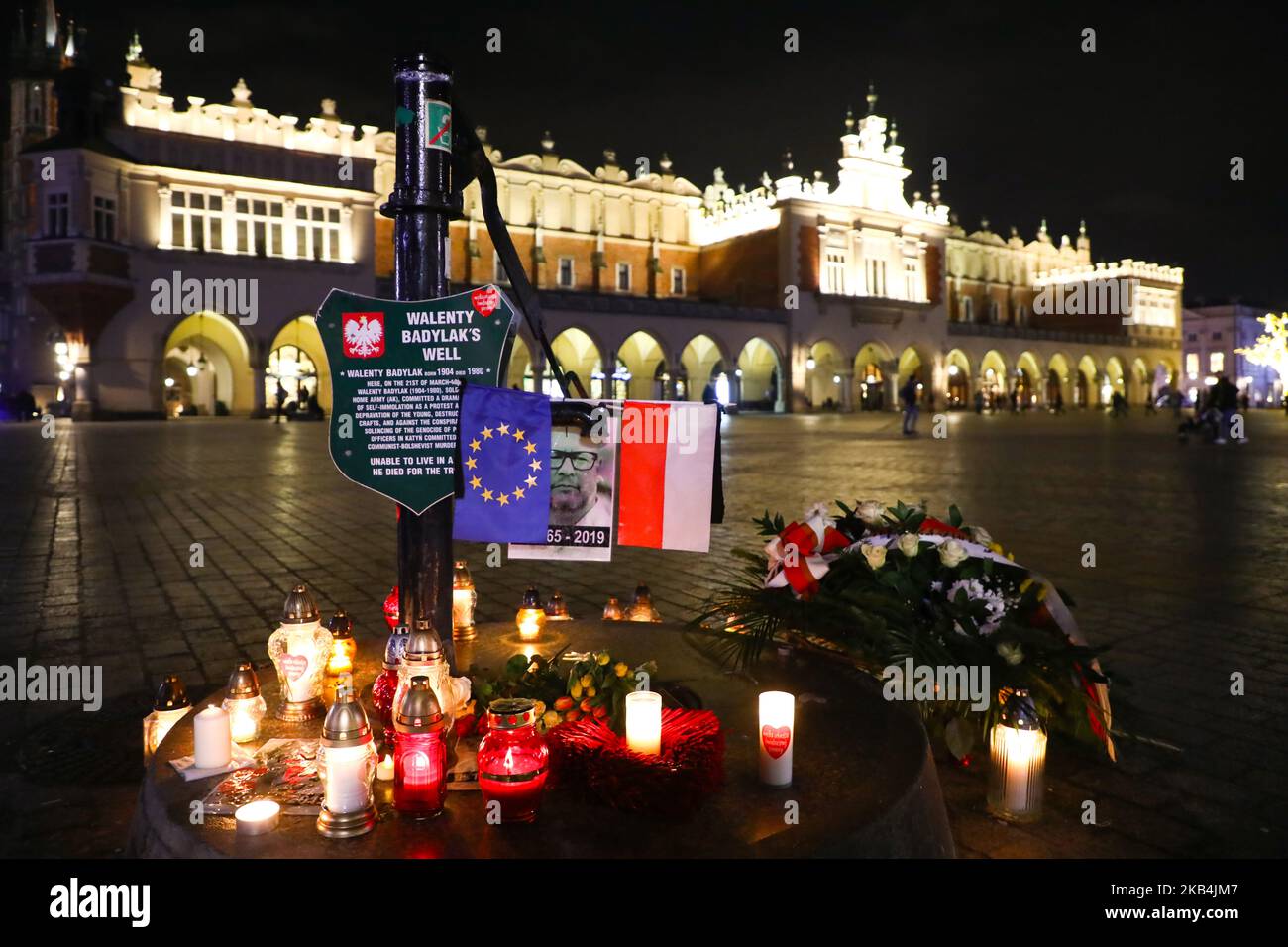 Mehrere hundert Menschen versammeln sich zur Gedenkfeier des ermordeten Bürgermeisters Adamowicz in Krakau, Polen, am 16. Januar 2019. Adamowicz, der Bürgermeister der Hafenstadt Danzig, starb am Montag nach einem Angriff eines Messers während einer karitativen Veranstaltung unter freiem Himmel in seiner Stadt. (Foto von Beata Zawrzel/NurPhoto) Stockfoto