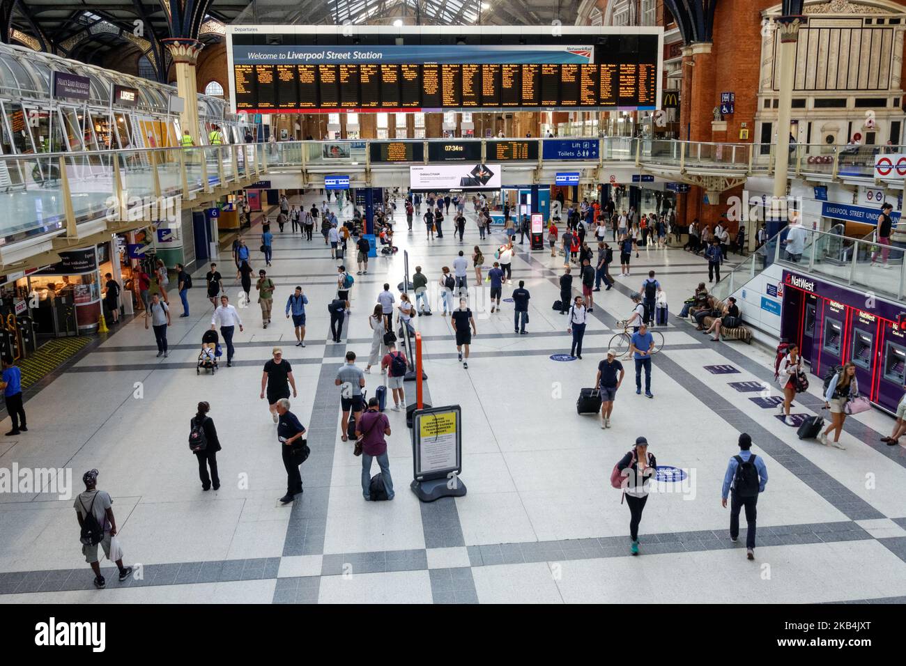 Passagiere in der Haupthalle des Bahnhofs Liverpool Street, London, England, Großbritannien, Großbritannien Stockfoto