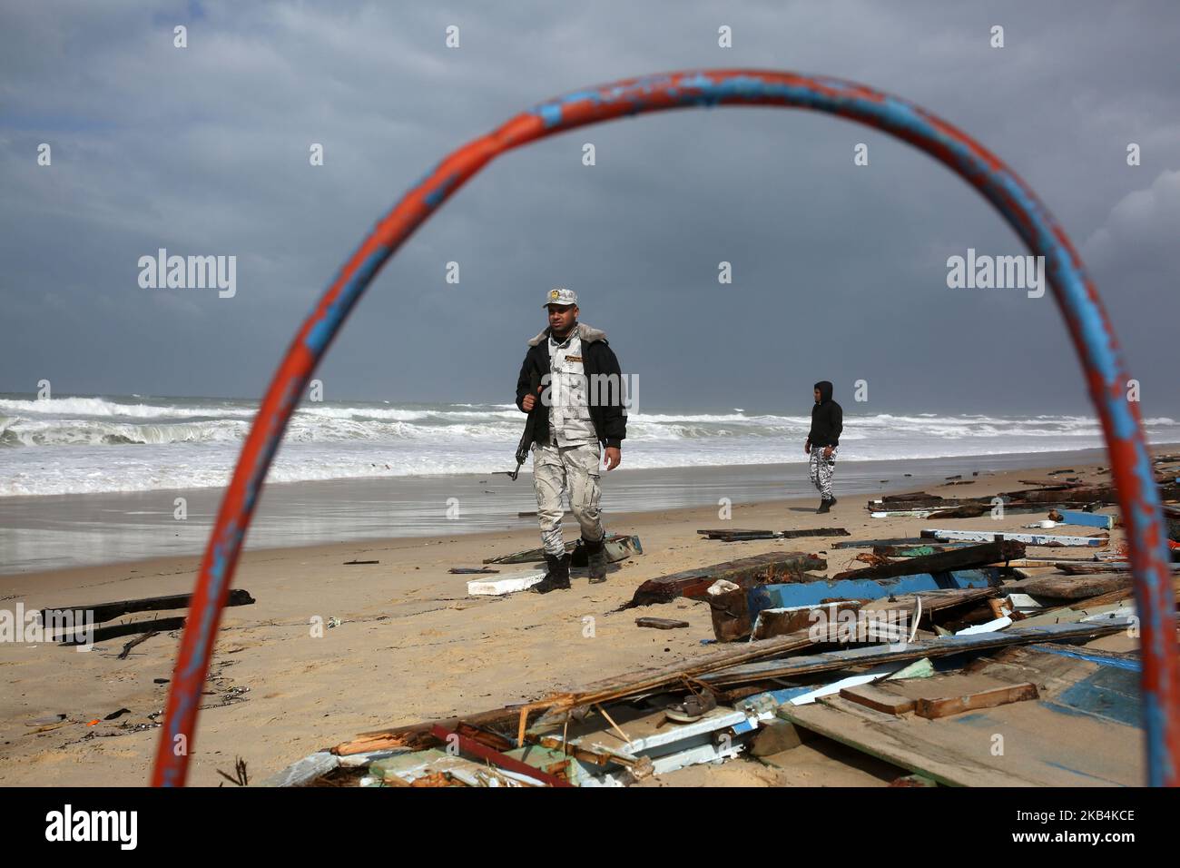 Mitglieder der Hamas-Marinepolizei inspizieren am 17. Januar 2019 in Deir al Balah, Gaza, Teile des ägyptischen Fischerbootes, das durch ungewöhnlich raue Meere zerstört wurde. Zivilschutzteams retteten sechs ägyptische Fischer. (Foto von Majdi Fathi/NurPhoto) Stockfoto