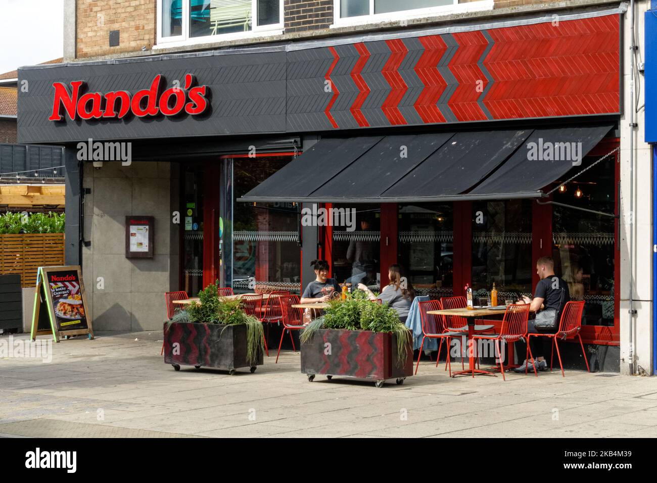 Gäste, die vor dem Restaurant Nando's in London, England, Großbritannien, speisen Stockfoto