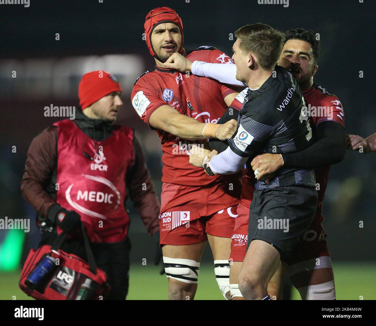 Newcastles Toby Flood stößt beim European Champions Cup-Spiel zwischen Newcastle Falcons und Rugby Club Toulonnais am Freitag, den 18.. Januar 2019, auf die Mamuka Gorgodze von Toulon und Liam Messam. (Foto: Mark Fletcher/NurPhoto) Stockfoto