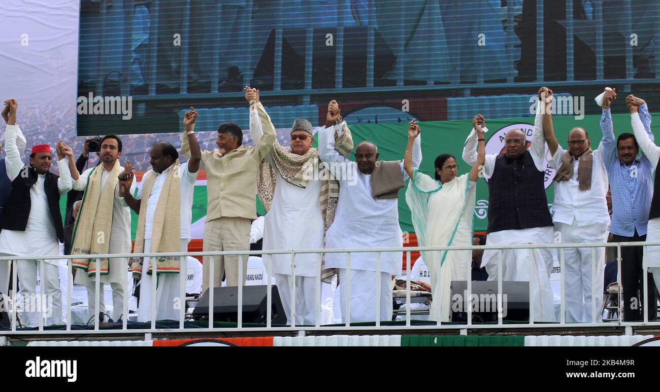 Der westbengalische Chief Minister und der Trinamool Congress Supremo (TMC) Mamata Banerjee halten zusammen mit den anderen Oppositionsführern bei einem Massentreffen am Samstag, 19.. Januar 2019 in Kalkutta, Indien, die Hände. Über 20 nationale Führer nehmen an der von TMC geführten ‘United India’-Kundgebung auf dem Brigade Parade Ground in Kalkutta Teil. Die von der TMC organisierte Mega-Kundgebung wird als erster Schritt zur Bildung einer Koalition gegen die Bharatiya Janata Party (BJP) vor den Lok Sabha-Umfragen 2019 gesehen. (Foto von Sonali Pal Chaudhury/NurPhoto) Stockfoto