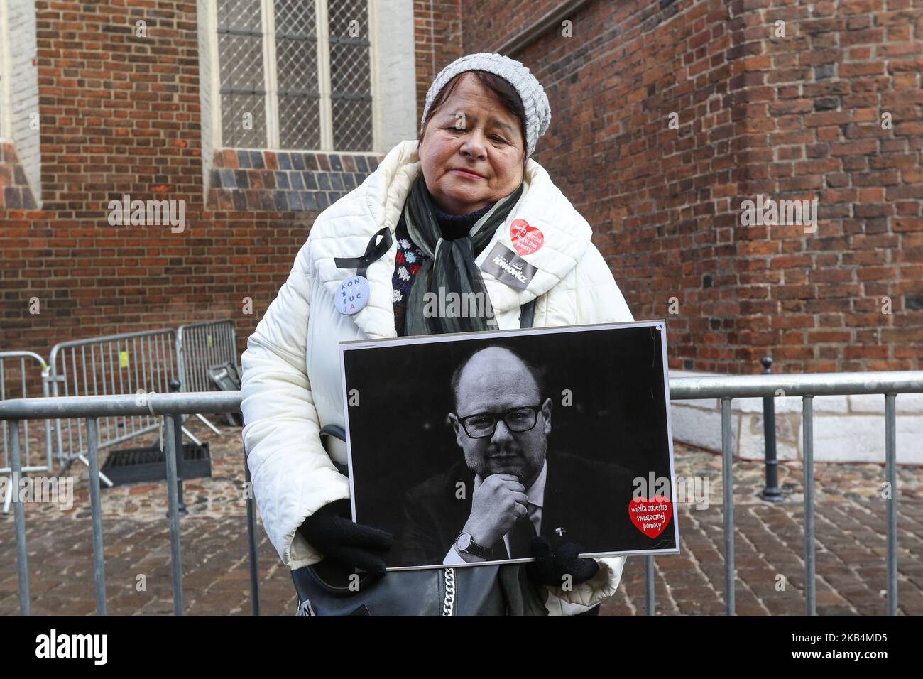 Frau mit Pawel Adamowicz Porträt während der Beerdigung des ermordeten Bürgermeisters von Danzig Pawel Adamowicz in der Altstadt von Danzig wird am 19. Januar 2019 in Danzig, Polen, gesehen Pawel Adamowicz wurde bei der Wohltätigkeitsveranstaltung am Sonntag, den 13.. Januar, erstochen (Foto: Michal Fludra/NurPhoto) Stockfoto