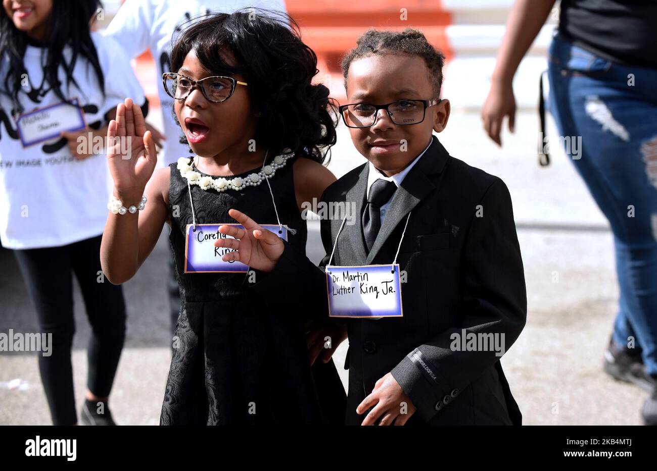 Kinder, die als Dr. Martin Luther King, Jr. und Coretta Scott King gekleidet sind, marschieren bei der jährlichen Dr. Martin Luther King Jr. Day Parade am 19. Januar 2019 in Orlando, Florida. (Foto von Paul Hennessy/NurPhoto) Stockfoto