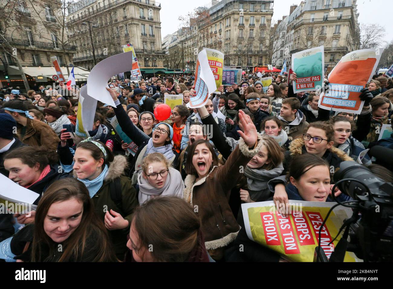 Mitglieder der feministischen Gruppe „Witch Bloc“ demonstrieren hinter der Bereitschaftspolizei, als sie die Anti-Abtreibungsveranstaltung der Pro-Life-Bewegung 13. „March for Life“ (Marche pour la vie) am 20. Januar 2019 in Paris störten. Die Teilnehmer des marsches behaupten, die Unterstützung von Papst Franziskus und mehreren französischen Bischöfen erhalten zu haben. Die Organisatoren forderten Ärzte im ganzen Land auf, ihre „Kriegsdienstverweigerung“ zu verwenden und Abtreibungen zu stoppen. Im Jahr France.Organizers werden jährlich etwa 200.000 Abtreibungen durchgeführt, die ebenfalls im September gegen eine Empfehlung von Frankreichs höchster Bioethik-Stelle, der si, marschierten Stockfoto