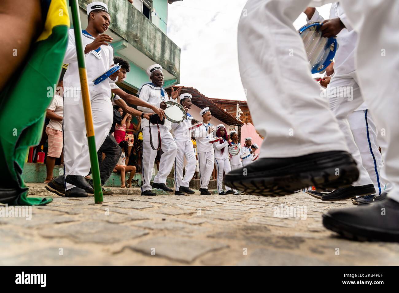 Saubara, Bahia, Brasilien - 06. August 2022: Niedrige Ansicht der Mitglieder der kulturellen Manifestation Encontro de Chegancas in Saubara, Bahia, die Parade und da Stockfoto