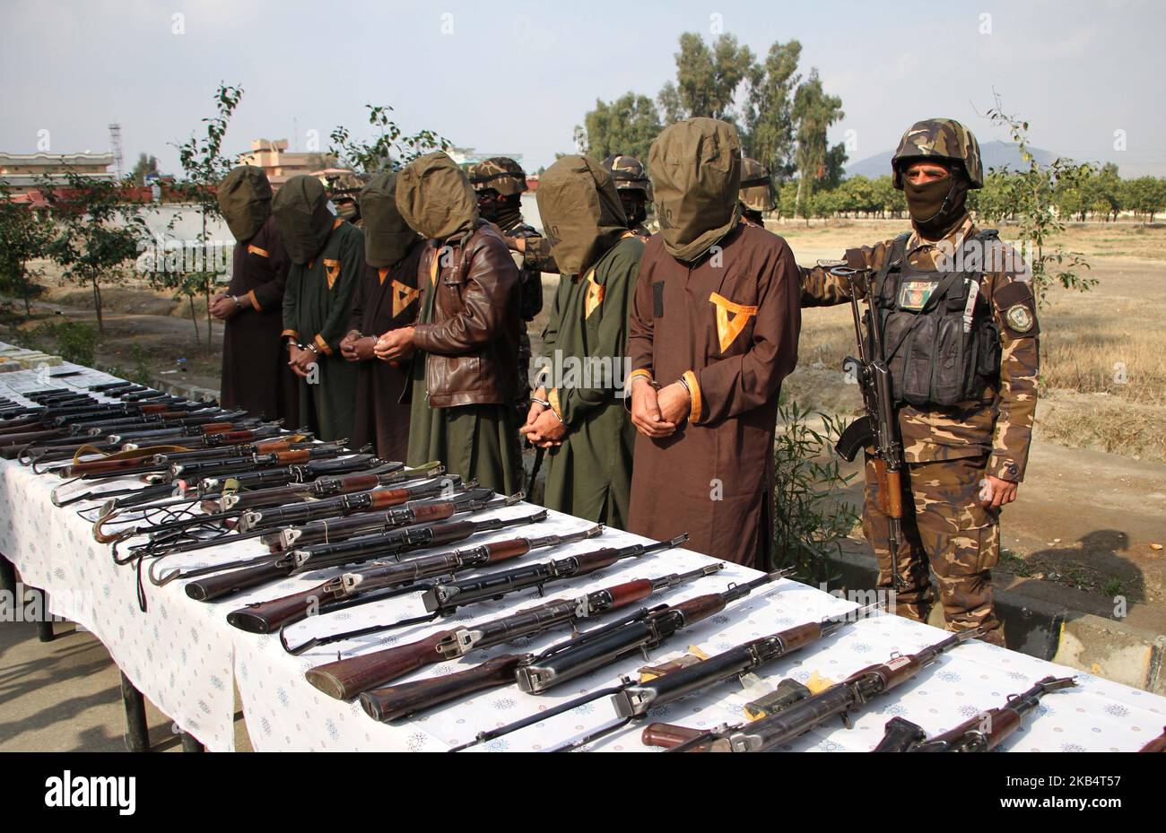 Das Nationale Sicherheitsdirektorat Afghanistans (NDS) begleitet eine Gruppe mutmaßlicher Militanter, die beschuldigt werden, nach ihrer Verhaftung am 23. Januar 2019 in Jalalabad, Afghanistan, Angriffe auf Regierung und Sicherheitskräfte geplant zu haben. Afghanische Sicherheitskräfte haben während einer Operation im Bezirk Ghani Khil in der Provinz Nangarhar sechs mutmaßliche Taliban-Kämpfer festgenommen und eine Selbstmordweste und -Munitionsmittel beschlagnahmt. (Foto: Wali Sabawoon/ NurPhoto) Stockfoto