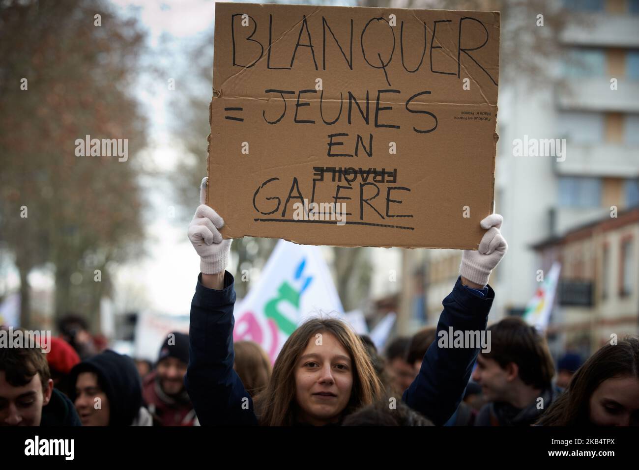 Ein Student hält ein Plakat mit der Aufschrift „Blanquer= Jugend in Not“. Mehrere Lehrergewerkschaften und zwei Studentengewerkschaften (UNL, FIDL) riefen zu einem Streiktag gegen den Bildungsminister J.-M. auf Blanquer Reformen für das Abitur und gegen Parcousup. Sie fordern auch bessere Löhne und mehr Lehrer, da Blanquer gesagt hat, dass 2600 Lehrerjobs verschwinden werden, selbst wenn es 2022 mehr als jetzt 40 000 Gymnasiasten geben wird. Toulouse. Frankreich. Januar 24. 2019 (Foto von Alain Pitton/NurPhoto) Stockfoto