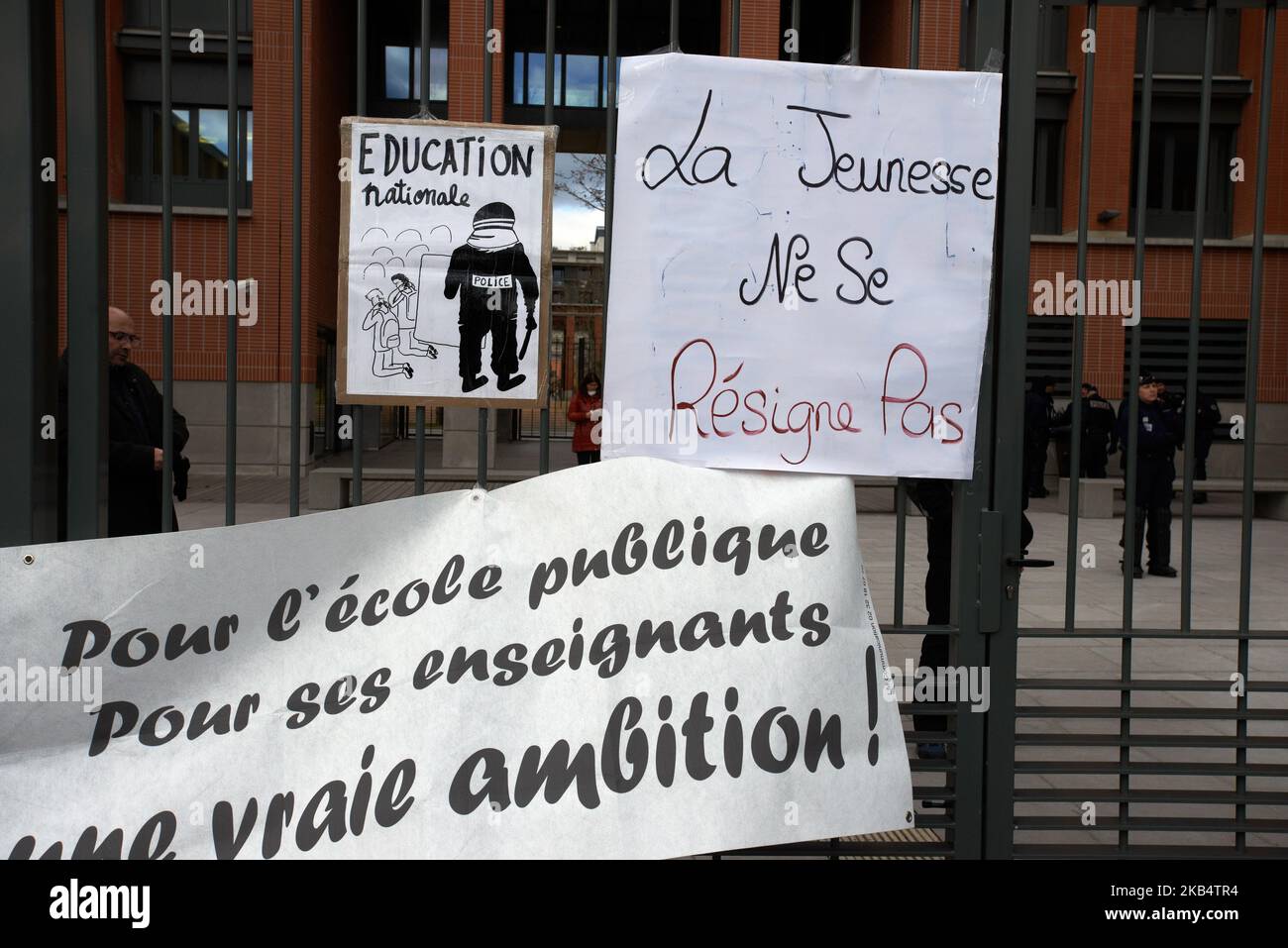 Auf einem Plakat am Metalltor des örtlichen Bildungsministeriums von Toulouse steht: „Jugendliche treten nicht zurück“ und auf einem Transparent steht: „Für eine öffentliche Schule, für ihre Lehrer: Ein echter Ehrgeiz“. Mehrere Lehrergewerkschaften und zwei Studentengewerkschaften (UNL, FIDL) riefen zu einem Streiktag gegen den Bildungsminister J.-M. auf Blanquer Reformen für das Abitur und gegen Parcousup. Sie fordern auch bessere Löhne und mehr Lehrer, da Blanquer gesagt hat, dass 2600 Lehrerjobs verschwinden werden, selbst wenn es 2022 mehr als jetzt 40 000 Gymnasiasten geben wird. Toulouse. Frankreich. Januar 24. 2019 (Tel Stockfoto