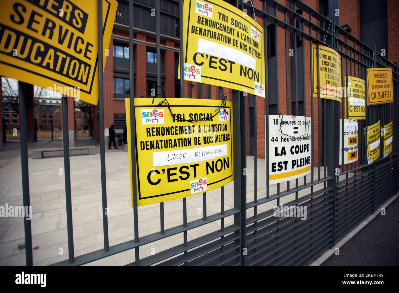 Die Demonstranten setzten Plakate an die Metalltore des örtlichen Bildungsministeriums von Toulouse. Mehrere Lehrergewerkschaften und zwei Studentengewerkschaften (UNL, FIDL) riefen zu einem Streiktag gegen den Bildungsminister J.-M. auf Blanquer Reformen für das Abitur und gegen Parcousup. Sie fordern auch bessere Löhne und mehr Lehrer, da Blanquer gesagt hat, dass 2600 Lehrerjobs verschwinden werden, selbst wenn es 2022 mehr als jetzt 40 000 Gymnasiasten geben wird. Toulouse. Frankreich. Januar 24. 2019 (Foto von Alain Pitton/NurPhoto) Stockfoto