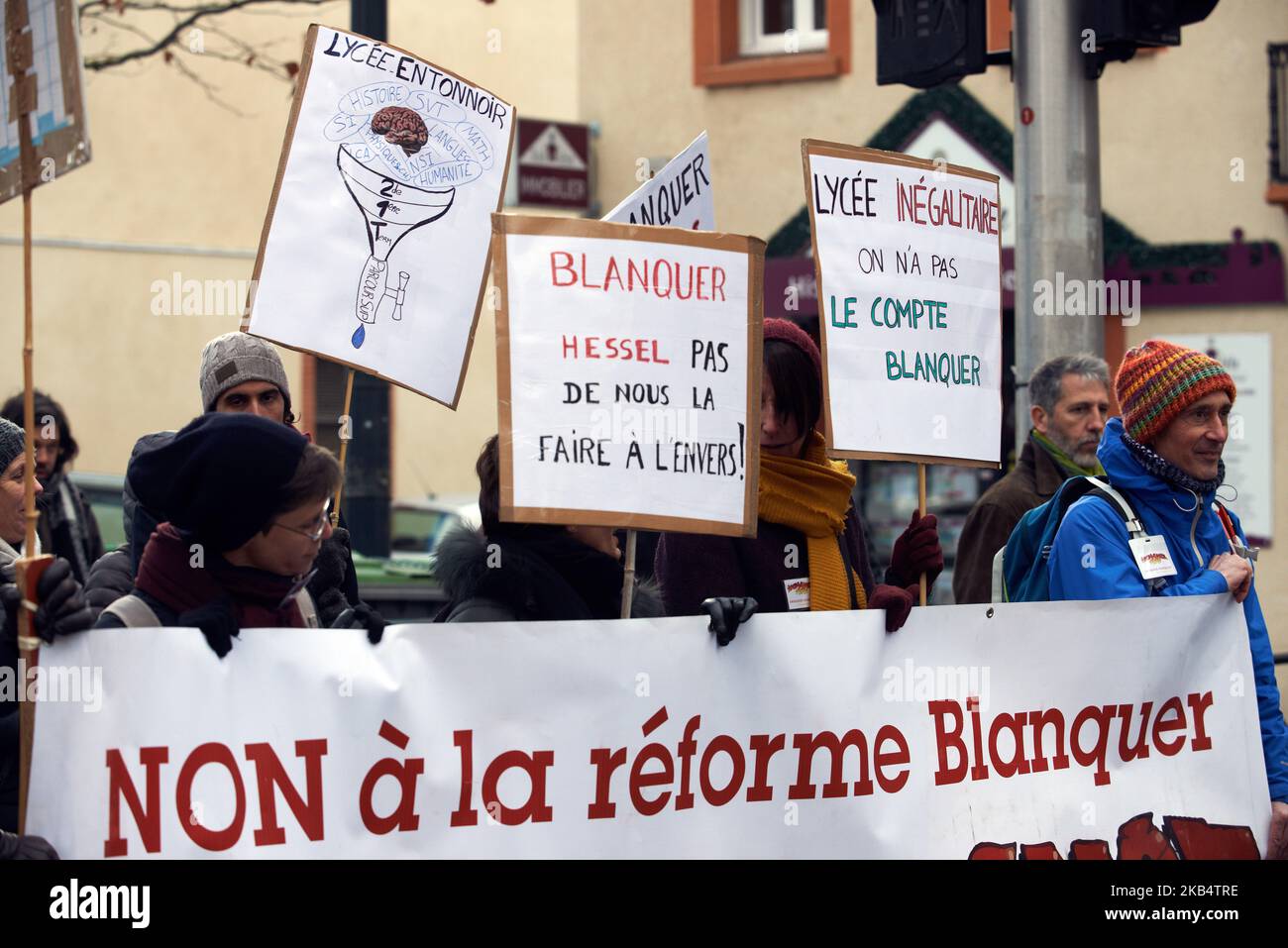 Ein Transparent mit der Aufschrift „Nein zu den Blanquer-Reformen“. Mehrere Lehrergewerkschaften und zwei Studentengewerkschaften (UNL, FIDL) riefen zu einem Streiktag gegen den Bildungsminister J.-M. auf Blanquer Reformen für das Abitur und gegen Parcousup. Sie fordern auch bessere Löhne und mehr Lehrer, da Blanquer gesagt hat, dass 2600 Lehrerjobs verschwinden werden, selbst wenn es 2022 mehr als jetzt 40 000 Gymnasiasten geben wird. Toulouse. Frankreich. Januar 24. 2019 (Foto von Alain Pitton/NurPhoto) Stockfoto